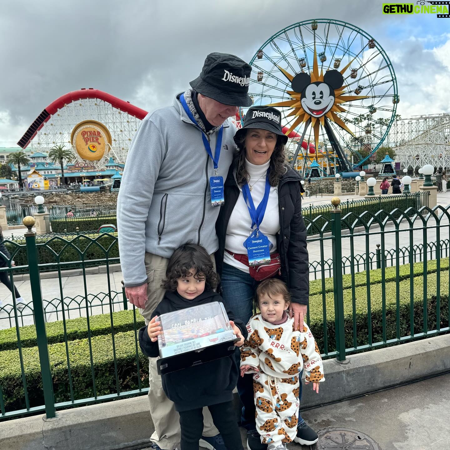 Danielle Clyde Instagram - Somos magia 🤍 #Disneyland . @disneyland @disneyparks
