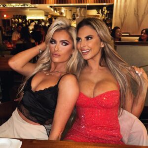 Danielle Louise Instagram - moving across the world isn’t easy, but this time I have my sister by my side. I promise to third wheel you all the way into 2024 🤝🏼✨💫🫶🏼🌸🤍