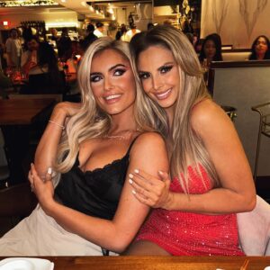 Danielle Louise Instagram - moving across the world isn’t easy, but this time I have my sister by my side. I promise to third wheel you all the way into 2024 🤝🏼✨💫🫶🏼🌸🤍