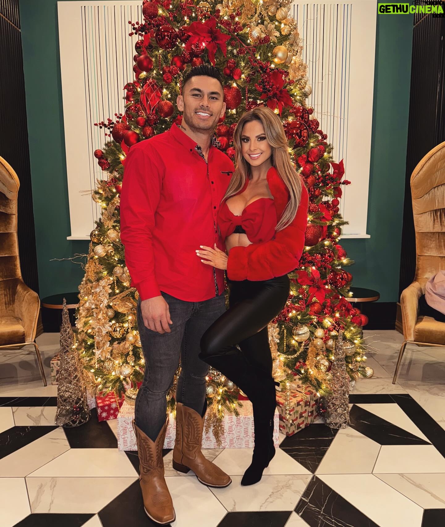 Danielle Louise Instagram - Merry Christmas ya filthy animals, may all your dreams & wishes come true! Love always double D.❤️🎁