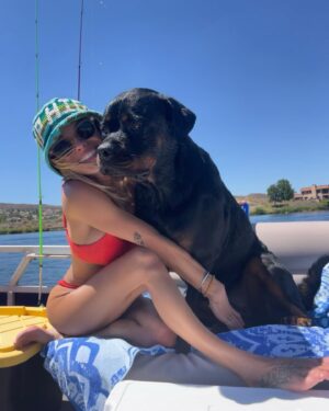 Danielle Mathers Instagram - My water baby in her element 
@murphymathers 💦🚤