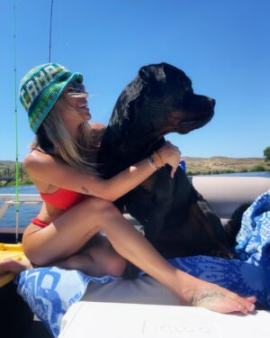 Danielle Mathers Instagram - My water baby in her element 
@murphymathers 💦🚤