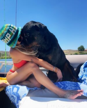 Danielle Mathers Instagram - My water baby in her element 
@murphymathers 💦🚤
