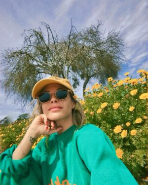 Danielle Mathers Instagram - Flowers on film
•
•
•
•
🌼📸