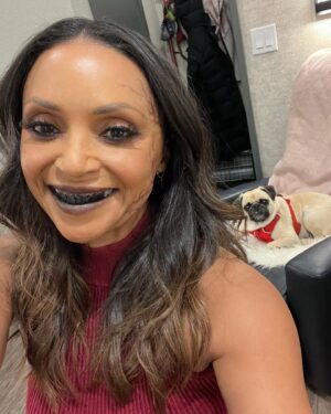 Danielle Nicolet Instagram - BTS of getting zombified for last nights episode 🧟‍♀️- it’s not easy being undead! (Biggie was not a fan 😂) #TheFlash