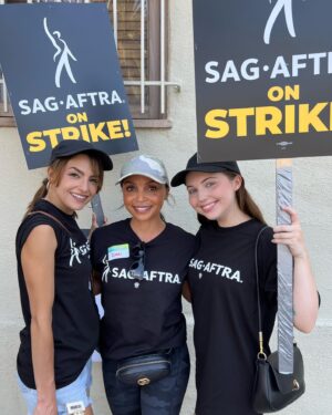 Danielle Nicolet Instagram - #UNIONSTRONG💪🏽 - Grateful to have such a wonderful base of friends to be on the picket lines with! All of @sagaftra & @wgawest are sticking together fighting the good fight!