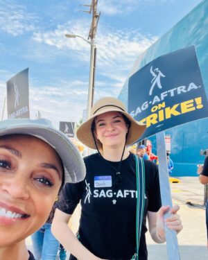 Danielle Nicolet Instagram - #UNIONSTRONG💪🏽 - Grateful to have such a wonderful base of friends to be on the picket lines with! All of @sagaftra & @wgawest are sticking together fighting the good fight!