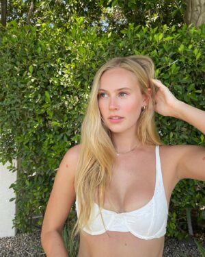 Danika Yarosh Instagram - last moments of summer 🌞🌿🍓🦋