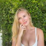 Danika Yarosh Instagram - last moments of summer 🌞🌿🍓🦋