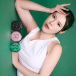 Danny Beeech Instagram - 準備一顆正貨給小祖宗 愛心 隨便聊天💚 之前看一個脫口秀，那主持人說不能跟NBA籃球員混，因為人生金錢觀會毀掉 他說有一次一個NBA球員約他:ㄟ周六我女兒生日，你帶你小孩來參加生日會吧!迪士尼見~ 脫口秀主持人就周六帶著女兒迪士尼集合，然後怎樣? 只有他們這群人而已!!!!!!因為球員把迪士尼包下一天哈哈哈哈哈哈哈哈哈哈哈哈哈哈阿哈哈哈哈哈哈 他說:我完全不擔心我女兒走丟，因為怎麼走來走去也才我們這群人!!! 這到底是什麼樣的頂尖富豪生活哈哈哈哈哈哈哈哈哈哈!! 然後那球員一直遊說這位主持人買遊艇，因為遊艇很棒，主持人生氣地大吼:我連房子都還沒有買他居然叫買遊艇?!?!?(觀眾大笑) 哈哈哈哈哈哈哈哈哈哈哈哈哈阿!!!我想到一個設計師，他曾經說:我是專為有錢人做衣服的人 我想他的客人就是NBA球員這樣等級的名流，那人就是大名鼎鼎的 VALENTINO先生。 誰不希望自己能過上這樣的生活?過了幾十年，他現在專門為貴族做彩妝了 令人難以抗拒的精品氣墊，這視覺饗宴真的太過猖狂！2024還沒過完，直接保送最奢華最閃亮的一塊氣墊!!!拿在手上還會手有點發抖哈哈哈哈哈哈阿哈哈哈! 義大利的國寶級品牌，羅馬貴族的宮廷氣 VALENTINO BEAUTY 高訂輕透氣墊粉餅出了三色全新包裝 這塊氣墊再度榮登今年年度最搶眼的一塊，去年上市的紅氣墊，換上時尚潮酷的高調包裝，亮麗灼人開到最滿，濃烈的高調奢華感直接在手上爆炸!太猖狂的美了!!就是很怕隔壁的人不知道你用精品品牌的氣墊! 這次一共有全新三色 高調的『怪美綠』 龐克感十足『傲慢粉』 甜酷高級『躁動黑』 不管你是什麼靈魂都可以找到適合的命定外殼，彷彿到了 VALENTINO在他富人區豪宅的宅邸開的私人派對，震耳欲聾的音樂跟金色澄澈的昂貴香檳，交織出璀璨的日常。 適合誰:中性皮膚，混和到油皮，拒絕千篇一律、喜歡獨一無二的你。 遮瑕度:程度不是分數，1~10的話大概5，可以疊擦創造更高的遮瑕度 控油度: 控油持妝度大概有1~10分裡面有7(是程度不是分數，不是10就最好，10對一般人來說很乾) 這塊氣墊對油皮來說很好用，粉體用了「原生光感科技」，呈現出無瑕裸光肌，有遮瑕度又輕薄，臉上透出高級的微霧光感，好萊塢巨星的膚質~ 這塊氣墊整體用起來很輕盈透氣，屬於比較輕透的妝感，你可以疊擦也很貼，我在台灣正夏天出去整天(去年測)，妝感都非常之好，不會脫妝卡粉浮粉暗沉，少見持妝型的氣墊，有夠好用，真的外表跟內在兼具，無懈可擊!完全感受到精品品牌對產品的誠意~ 馬的想到最近測試了好多品牌的氣墊都有夠難用，有一塊我出油後，臉真的是花博ㄟ有夠花哈哈哈哈哈哈哈哈哈，又用到這塊這麼好用真的心情有夠好!!! 高訂輕透氣墊粉餅全新三色外殼已經正式在線上線下開始販售囉~ 現在消費只要滿$4,500即可再獲得迷你紅氣墊 小小一顆有夠可愛 帶出門補妝也很方便 走過路過不可錯過！ #valentinobeautytw #專屬訂製 #高調換裝