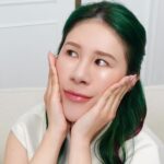Danny Beeech Instagram - ㄟㄟ我影片中說到的豬隊友感 一堆女生都有一樣的苦惱啊哈哈哈哈! 我攝影師還說他老婆也嫌棄過一樣的話 故事真的是真的 我想黑豹從此開竅哈阿哈哈哈哈阿 是因為當時我沒有用嫌棄的方式 我是真的有感而發的說(然後我還認真的說我打算以後都找女生好友講就好，因為我無法改變男性腦) 希望我從此獲得神隊友~~~ 本次乾媽 底妝神隊友 Bobbi Brown維他命乳霜 適合誰:全膚質，想要底妝更持久更貼 真的底妝神隊友 這罐的「獨家雙面無痕科技」讓肌膚保濕平滑不卡粉，另一面抓緊粉底 再來讓粉底很平滑的扒臉 (這是一般保養品乳霜沒有的神奇效果) 所以強烈建議化妝前用，不然浪費了這獨特功能。 最妙的是他沙漠到油田都能得到共同的結果>>>底妝更貼更持久!!!! 再來另一位維他命精華 我趁前陣子有幾天很熱有測，單獨擦他後上妝，也是很扒臉也不搓泥，很清爽、很好吸收! 這隻你要擦一陣子後，效果會更好，可以去體驗他讓膚色均勻更亮的那感覺! 適合什麼族群買 影片都有解析囉! 男伴豬隊友的苦主可以留言，跟乾媽凹一隻正貨來安慰你 #妝前神隊友#妝前神霜 #粉底救星 #bobbibrowntaiwan @bobbibrowntaiwan