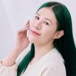 Danny Beeech Instagram - 我還沒有出道的時候，就被朋友總監燒到SK-II青春露，自己存錢跑去買，我當年還是上班族的時候玩票性質在部落格寫下我對青春露的震撼，現在網路上都還找的到!!!!!!!!青春露真的太強大了!當年一舉讓我皮膚從貨艙到商務艙!!!!! 當年因為我治療痘痘差不多之後，就覺得奇怪，我已經不會一直長痘痘了，但也稱不上皮膚好? 我就真的把廣告上面女明星的廣告撕下來放到自己臉旁邊照鏡子比對，看了就哀傷，女明星是光透亮又煥發感，但我怎麼灰暗粗黃，就老鼠皮啊，但還不是米老鼠，是料理鼠王哈哈哈哈哈!!!!!我覺得我整個人很像黑白照片裡面的人! 然後當時友人，很懂保養的總監，說青春露有多神多強，我就買來用，真的一個多月後，我去吃喜酒的時候，隔壁一個大哥說ㄟ你皮膚很好ㄟ! ㄟ，我壓根忘記那是誰的喜酒，誰在乎哈哈哈哈哈!但我永遠記的這句話，因為那是我生平第一次收到這個誇獎!!!!!!!!!!第一次總是特別感動跟印象深刻!!!!! 他會很強而有力的讓你的皮膚，沒辦法用單一功能定義。 肌膚會呈現一種倒退嚕到幼童時期才有的新生的透明感!!!!!! 很像你皮膚從皮蛋變成了水波蛋，然後全部集合就是你整張臉!!!!!!!! 那震撼度只差沒想用青春露泡澡哈哈哈哈阿哈!!!真的照鏡子會感動，覺得就算餓肚子也值得阿阿阿啊!! 當年只有22k薪水的我，因為覺得用化妝棉這樣化妝棉會吃掉很多珍貴的青春露，所以我都直接到在手上往臉上潑，效果也很強，坦白說我這幾年都這樣潑灑啦哈哈哈看你個人習慣~ 那同時也可以跟別的功能精華液一起疊擦能更有加乘的效果 如果你還想要邁向韓國女團又透又白的話(根本透白到五官都要沒啦!!!!) SK-II小燈泡精華可以一起擦擦看，這罐我也很愛，我當年是被朋友鳳姐燒到，他當年是SK-II櫃姐，她不會騙我哈哈哈哈! SK-II小燈泡精華 這罐去年還升級配方，淡黃感真的很厲害，認真用也會讓皮膚那種很不均勻的暗可以變均勻! SK-II經典傳奇成分PITERA™，加入獨有光蘊複合精粹、專研SDL PRO及稀奢雪蓮提取精粹，這雪蓮的花期還只有四天超短!! 兩個一起認真用，就是亮白濾鏡的肌膚，頭等艙的皮膚真的是可以靠努力跟砸錢來的，寫文當天我剛好人在機場，我前面一個女的身穿LV大衣，愛馬仕包包，香奈兒耳環，其他我忘了就真的全身名牌，就暴發戶貴婦，我正在讚嘆她好有錢時 我眼睛自動掃射到皮膚就很粗，粉很浮又卡(頭髮還很毛)，瞬間喊咖讚嘆哈哈哈哈哈哈阿哈，那真的是把喜馬拉雅皮拿來背我都覺得超枉然哈哈哈哈哈哈哈!我追求的是韓團女明星的那種肌膚!!那才是我心中的喜馬拉雅皮!!!!!!!!!!!!!!!!!!!!! 現在有新客體驗組不到$3000就能把青春露和小燈泡一起帶回家，把肌膚升級成韓團女明星等級，真的是滑倒的滑!!!如果之前有在觀望的表弟妹可以趁這個機會下手! 現在全球通貨膨脹，我說過什麼？買東西就是等有優惠的時候再下手，現在機會來了，快衝吧! #SKIITW #PITERA透亮顏究社 #SKII無可取代透明感 #SKII精華王者青春露 #SKII小燈泡精華 #7天有感明亮 #謝謝PITERA #skiipartnership