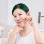 Danny Beeech Instagram - 最近因為我生日，我就中年危機，各位不用祝福我，我就是六人行裡面的瑞秋，面對生日只想對天大吼:WHY~~~~~~~~~~~~~~~ 為何要奪走我的青春!!!!但我妹琵趴很給我面子，他發了一張我們吃蛋糕的照片，然後寫:這人39了素顏這樣合理嗎? (備註:我真的不知道我幾歲，我1985年生，但三太子篤定我41歲哈哈哈哈哈哈哈) 然後我難過得還打給友人奇葩訴說生日的苦，他說:4開頭就是一種阿桑感，我們現在就是阿桑~~~~~~~~~~~~~~~~~ 對~~三人去夜店相加歲數會破百!!! 阿桑妮妮要更努力保養跟化粧，你們知道我多瘋嗎? 我曾經在讀書後發現市面上很多卸粧油不行，但我還沒找到正確卸粧油之前，用廚房的橄欖油混嬰兒油卸粧哈哈阿哈哈阿!但過程神麻煩，不用為了省錢去學! 因為好的油是不會讓臉長痘痘的~~~一堆網路說卸粧油容易致痘粉刺，那是因為用錯產品，是不好的合成脂假油才會讓臉長痘痘，油是很棒的一種卸粧質地~不然為何臉出油後粧會溶化啦!!!後來好險幾個月後我就找到正確的卸粧油~ 好的油真的不會讓臉長痘痘，是對皮膚很友善的! 我人生唯一使用的卸粧油，連續用超過10年50罐有了啦!!!超級好用唯一指定!! 就是日本熱銷1.6億瓶 DHC深層卸粧油!(高中時還跟同學一起郵購哈哈哈哈哈哈哈哈哈哈哈哈我的天有還知道郵購本嗎?但當時年紀小不太懂這瓶卸粧油的好，我是2012年才開始連續用到現在沒斷) 選用手工摘採西班牙青嫩橄欖，把他榨成新鮮的油之後做成100%橄欖油基底的親膚卸粧神品!! 下面這幾種不OK的都沒有亂加： • 無香料 • 無色素 • 無礦物油 • 無石油界面活性劑 • 無Paraben防腐劑 非常溫和卸粧，我有化粧時一定會用，他能徹底溶解彩粧，而且這樣按摩也很滑順不會拉扯皮膚，真的會卸到靈魂深處的乾淨，還有添加迷迭香、甘草誘導體、維他命E等成分，卸粧同時也能呵護皮膚~~~~~所以卸粧後皮膚還會很嫩但卻不油膩，除了能徹底卸淨難卸的彩粧外，亦能清潔多餘的皮脂、老舊角質、毛孔中的髒污。真的零缺點，我移民美國時萬一美國沒賣，拎祖媽就是~~~喔付費逼迫乾媽跨海寄來哈哈哈哈哈哈阿哈! 而且這罐非常適合卸濃粧~~~~很濃的持久型口紅跟眼線到眼線膠都能輕鬆愉快歡笑卸除(但睫毛膏記得要溶比較久一點，一樣卸得毫不殘留) 步驟一: 雙手洗乾淨後擦乾，手擦乾!!!!! 步驟二: 壓卸妝油 步驟三: 歡樂按摩 步驟四: 用水沖洗，一定要完全乳化喔，就是臉上看不到白白的汁液 這步驟很關鍵，我後來研發出一個很加快速度又保證的方法，就是這裡用很紅的洗臉巾沾濕後，邊洗邊用洗臉巾輕輕擦臉，趕時間或沒耐心的這樣速度超快，還可以靠那輕微摩擦力保證!!!!!有夠好用，人生唯一愛的卸粧油!! 最近DHC週年慶，限定優惠推出深層卸粧油加大特惠組66折! 跟我一樣摯愛這瓶卸粧油的省錢囤起來! 用它你還不用花更多錢去救被其他不好用的卸粧油弄爛的臉 乾媽要我把這好東西分享給大家，這篇貼文留言隨你啦，沒事想講那就隨便迷湯讓我生日過的不感傷一點，翻牌5位送「深層卸粧油100ml 」 @dhc_tw #DHC #深層卸粧油 #卸粧狠角色 #週年慶