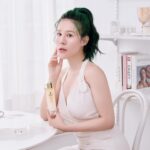 Danny Beeech Instagram - 觀望嬌蘭新品的可以讀完分析再決定要不要買!我測試一個月好好用~~ 原本我想說完了完了因為母親節快到，業配數量會有點多，我也是想在創作跟商業之中取得好的平衡之外，也不希望表弟妹萬一太過腦粉看了就亂買東西，喔然後我這份心情被一些表妹的故事正式吹散! 最近因為我阻止不了旁人死要被去愛情詐騙(我上周有寫)，有一個表妹私我她被詐騙的超詳盡過程，看得我很心疼，她詳盡的心路歷程讓我總算了解這其中的詐騙核心，我總算懂為何旁人會敵不過噁康!! 她寫給我的信用了確認偏誤這詞三次，勤學如我馬上去查。 名詞解釋: 是個人選擇性地回憶、蒐集有利細節，忽略不利或矛盾的資訊，來支持自己已有的想法或假設的趨勢 白話就是有點類似腦粉的精神 因為確認偏誤，所以旁人很難攔住那些紫葳死要轉帳。(謝謝那位表妹讓我總算了解) 那真的是來確認偏誤丹妮好了，不如錢都盲目來買業配產品至少你還會皮膚變好 !!!!! 來今天乾媽，我整整測試了一個月 嬌蘭 皇家蜂王乳淨亮精華水 適合誰:皮膚小粗暗/或是覺得可以更細嫩，皮膚想再亮的貴婦 這瓶主要用了AHAs 天然複合酸!!!分子很小，非常優異的滲透力跟溫溫柔柔吹氣般的拋光 我很認真使用一陣子，我幾乎整個二月都在雪地中渡過，我白天都在滑雪，然後日本暖氣又開的跟赤道一樣熱，就是一種冰火五重天! 搞得我每次去到北海道我皮膚都會變的很粗又很乾又暗有時候還刺的，我這種時候都只能用一些求生存類的東西，就很修復或瘋狂保濕，但那種粗感就會延續整趟滑雪旅程，我無論怎樣敷面膜都一樣粗! 這次我冒著行李超重的危險(老娘還要帶雪衣安全帽之類)，還把嬌蘭這罐扛去測試，我大概在北海道第三天皮膚差不多已經粗開始用，認真用幾天，ㄟ真的嫩回來!!膚色也比較均勻!! 那我也很老實，這產品分析到這你會覺得很像另一罐別的品牌也很紅的水(其實有兩三個品牌哈哈哈)，因為這種拋光水的產品非常受到市場的歡 迎，你一定會問我哪一罐比較好? 沒有誰比較好或壞，是幾罐完全不同的科技跟成分邏輯，，同時期選一瓶即可，但有可能你八字適合這罐配方或那罐配方，那嬌蘭獨特之處在於蜂蜜搭配果酸！以全新發現亮白效果超越菸鹼醯胺的珍稀白蜂蜜搭配維他命C及AHA，運用微酸煥膚追求超溫柔的拋光，所以我居然整天在風雪中的皮膚理論上不太能用酸類，卻也能用。我可以感受到嬌蘭是針對追求超溫柔呵護的細緻度。 用的時候要搖一搖，可以發呆觀賞瓶子裏面的煥白成分雲母雲霧繚繞， 跟著使用步驟「一搖二拋三拍拍」就能拍出拋光亮 肌膚澎潤細緻又爆光 使用嬌蘭的產品會有滿滿的療癒尊貴感，好放鬆也很愉悅。 那同時現在小紅書紅成一片的的油類保養，皮膚的保濕是有油向水向兩個，兩者齊發才能 皇家蜂王乳平衡油3G 我很老實，測試這罐前我也超級膽戰心驚，因為我很害怕錯誤的油到我臉 上我會長痘痘(好油不會長痘痘)，所以我一路從脖子>額頭>全臉這樣漸進式測試~ 喔喔喔喔喔難怪這罐是蜂王乳系列臺柱!! 這罐一開始豐潤如蜜但化開後又漸漸輕如精華，是精華也是油。非常輕的質地，如果用女性身材來形容，就是BP的Rose那樣的輕，但卻又能增加皮膚的潤度，然後一縷輕煙的就被吸收了，很適合台灣接下來的赤道氣候。 然後黃金微粒會bobobo在皮膚化開，皮膚很亮很潤，為保養品多添增一份修護力~ 但我也超級老實，這罐不適合北海道下大雪的極致乾到死氣候，因為他太輕了，但台灣用就完美!!!! 這罐我朋友鳳姊也有用，她無敵沙漠皮，她也很喜歡，如果想要臉直接便燈泡，兩瓶一起用一不小心就會亮到過曝，給你們一個參考!請確認偏誤巨星我本人，感謝! #皇家蜂王乳淨亮精華水 #皇家蜂王乳平衡油 #嬌蘭超派保養 #嬌蘭#Guerlain