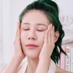 Danny Beeech Instagram - 觀望嬌蘭新品的可以讀完分析再決定要不要買!我測試一個月好好用~~ 原本我想說完了完了因為母親節快到，業配數量會有點多，我也是想在創作跟商業之中取得好的平衡之外，也不希望表弟妹萬一太過腦粉看了就亂買東西，喔然後我這份心情被一些表妹的故事正式吹散! 最近因為我阻止不了旁人死要被去愛情詐騙(我上周有寫)，有一個表妹私我她被詐騙的超詳盡過程，看得我很心疼，她詳盡的心路歷程讓我總算了解這其中的詐騙核心，我總算懂為何旁人會敵不過噁康!! 她寫給我的信用了確認偏誤這詞三次，勤學如我馬上去查。 名詞解釋: 是個人選擇性地回憶、蒐集有利細節，忽略不利或矛盾的資訊，來支持自己已有的想法或假設的趨勢 白話就是有點類似腦粉的精神 因為確認偏誤，所以旁人很難攔住那些紫葳死要轉帳。(謝謝那位表妹讓我總算了解) 那真的是來確認偏誤丹妮好了，不如錢都盲目來買業配產品至少你還會皮膚變好 !!!!! 來今天乾媽，我整整測試了一個月 嬌蘭 皇家蜂王乳淨亮精華水 適合誰:皮膚小粗暗/或是覺得可以更細嫩，皮膚想再亮的貴婦 這瓶主要用了AHAs 天然複合酸!!!分子很小，非常優異的滲透力跟溫溫柔柔吹氣般的拋光 我很認真使用一陣子，我幾乎整個二月都在雪地中渡過，我白天都在滑雪，然後日本暖氣又開的跟赤道一樣熱，就是一種冰火五重天! 搞得我每次去到北海道我皮膚都會變的很粗又很乾又暗有時候還刺的，我這種時候都只能用一些求生存類的東西，就很修復或瘋狂保濕，但那種粗感就會延續整趟滑雪旅程，我無論怎樣敷面膜都一樣粗! 這次我冒著行李超重的危險(老娘還要帶雪衣安全帽之類)，還把嬌蘭這罐扛去測試，我大概在北海道第三天皮膚差不多已經粗開始用，認真用幾天，ㄟ真的嫩回來!!膚色也比較均勻!! 那我也很老實，這產品分析到這你會覺得很像另一罐別的品牌也很紅的水(其實有兩三個品牌哈哈哈)，因為這種拋光水的產品非常受到市場的歡 迎，你一定會問我哪一罐比較好? 沒有誰比較好或壞，是幾罐完全不同的科技跟成分邏輯，，同時期選一瓶即可，但有可能你八字適合這罐配方或那罐配方，那嬌蘭獨特之處在於蜂蜜搭配果酸！以全新發現亮白效果超越菸鹼醯胺的珍稀白蜂蜜搭配維他命C及AHA，運用微酸煥膚追求超溫柔的拋光，所以我居然整天在風雪中的皮膚理論上不太能用酸類，卻也能用。我可以感受到嬌蘭是針對追求超溫柔呵護的細緻度。 用的時候要搖一搖，可以發呆觀賞瓶子裏面的煥白成分雲母雲霧繚繞， 跟著使用步驟「一搖二拋三拍拍」就能拍出拋光亮 肌膚澎潤細緻又爆光 使用嬌蘭的產品會有滿滿的療癒尊貴感，好放鬆也很愉悅。 那同時現在小紅書紅成一片的的油類保養，皮膚的保濕是有油向水向兩個，兩者齊發才能 皇家蜂王乳平衡油3G 我很老實，測試這罐前我也超級膽戰心驚，因為我很害怕錯誤的油到我臉 上我會長痘痘(好油不會長痘痘)，所以我一路從脖子>額頭>全臉這樣漸進式測試~ 喔喔喔喔喔難怪這罐是蜂王乳系列臺柱!! 這罐一開始豐潤如蜜但化開後又漸漸輕如精華，是精華也是油。非常輕的質地，如果用女性身材來形容，就是BP的Rose那樣的輕，但卻又能增加皮膚的潤度，然後一縷輕煙的就被吸收了，很適合台灣接下來的赤道氣候。 然後黃金微粒會bobobo在皮膚化開，皮膚很亮很潤，為保養品多添增一份修護力~ 但我也超級老實，這罐不適合北海道下大雪的極致乾到死氣候，因為他太輕了，但台灣用就完美!!!! 這罐我朋友鳳姊也有用，她無敵沙漠皮，她也很喜歡，如果想要臉直接便燈泡，兩瓶一起用一不小心就會亮到過曝，給你們一個參考!請確認偏誤巨星我本人，感謝! #皇家蜂王乳淨亮精華水 #皇家蜂王乳平衡油 #嬌蘭超派保養 #嬌蘭#Guerlain