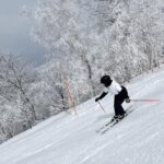 Danny Beeech Instagram - 身為台灣小谷愛淩，我真的是在進行滑雪訓練，完全沒有在玩樂的意思，所以我全身痠痛到爆炸，然後我走投無路買了一個我一直覺得很豪小的東西，就是那個磁鐵貼紙易利氣 他說明書很靠北，說痠痛的點，左右各貼一顆，我想說，老娘整隻腿從北到南都酸炸了哪有辦法說出哪個點 我就隨便肩膀一邊先個貼兩顆，腿一邊貼三顆，亂貼 我跟你們說，我的老天，有夠有用!!!!!!!!!!!!!!!!!!!!!!!!!!!!!沒多久後就不酸了!!!!!!!!我那爛掉的肩膀跟腿居然瞬間不痛?????????? 我馬上立刻把剩下的全拆開，狠狠貼我自己，我一共貼了18顆在身上哈哈哈哈哈哈哈哈哈哈哈哈哈哈哈哈哈哈哈!!!我就是一個行動的大磁鐵哈哈哈哈哈!我這個人真的有強大磁場! 我查了之後發現原來台灣有賣，代言人不知道為何要穿魔術師的衣服，可能這真的很像變魔法一樣會馬上不痛哈哈哈哈哈哈哈哈 這樣隔天貼著再去滑雪 當然還是會痠，但就是痠痛度下降很多 因為他可以連續貼著五天，所以我現在還沒撕掉，我想說我該不會18顆撕掉那一瞬間，直接酸痛到昏倒在地哈哈哈哈哈哈很像護法沒了! 這東西真的太神，這一輪的撕掉後，我全新一批我目標要貼個50顆哈哈哈哈哈哈哈哈哈! 可能要貼滿也是可以啦唯獨奶頭不用貼這樣 沒有連結因為這不是葉配 #滑雪 #ski #thenorthface #hokkaido