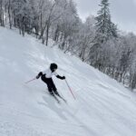 Danny Beeech Instagram - 身為台灣小谷愛淩，我真的是在進行滑雪訓練，完全沒有在玩樂的意思，所以我全身痠痛到爆炸，然後我走投無路買了一個我一直覺得很豪小的東西，就是那個磁鐵貼紙易利氣 他說明書很靠北，說痠痛的點，左右各貼一顆，我想說，老娘整隻腿從北到南都酸炸了哪有辦法說出哪個點 我就隨便肩膀一邊先個貼兩顆，腿一邊貼三顆，亂貼 我跟你們說，我的老天，有夠有用!!!!!!!!!!!!!!!!!!!!!!!!!!!!!沒多久後就不酸了!!!!!!!!我那爛掉的肩膀跟腿居然瞬間不痛?????????? 我馬上立刻把剩下的全拆開，狠狠貼我自己，我一共貼了18顆在身上哈哈哈哈哈哈哈哈哈哈哈哈哈哈哈哈哈哈哈!!!我就是一個行動的大磁鐵哈哈哈哈哈!我這個人真的有強大磁場! 我查了之後發現原來台灣有賣，代言人不知道為何要穿魔術師的衣服，可能這真的很像變魔法一樣會馬上不痛哈哈哈哈哈哈哈哈 這樣隔天貼著再去滑雪 當然還是會痠，但就是痠痛度下降很多 因為他可以連續貼著五天，所以我現在還沒撕掉，我想說我該不會18顆撕掉那一瞬間，直接酸痛到昏倒在地哈哈哈哈哈哈很像護法沒了! 這東西真的太神，這一輪的撕掉後，我全新一批我目標要貼個50顆哈哈哈哈哈哈哈哈哈! 可能要貼滿也是可以啦唯獨奶頭不用貼這樣 沒有連結因為這不是葉配 #滑雪 #ski #thenorthface #hokkaido