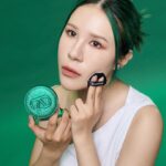 Danny Beeech Instagram - 準備一顆正貨給小祖宗 愛心 隨便聊天💚 之前看一個脫口秀，那主持人說不能跟NBA籃球員混，因為人生金錢觀會毀掉 他說有一次一個NBA球員約他:ㄟ周六我女兒生日，你帶你小孩來參加生日會吧!迪士尼見~ 脫口秀主持人就周六帶著女兒迪士尼集合，然後怎樣? 只有他們這群人而已!!!!!!因為球員把迪士尼包下一天哈哈哈哈哈哈哈哈哈哈哈哈哈哈阿哈哈哈哈哈哈 他說:我完全不擔心我女兒走丟，因為怎麼走來走去也才我們這群人!!! 這到底是什麼樣的頂尖富豪生活哈哈哈哈哈哈哈哈哈哈!! 然後那球員一直遊說這位主持人買遊艇，因為遊艇很棒，主持人生氣地大吼:我連房子都還沒有買他居然叫買遊艇?!?!?(觀眾大笑) 哈哈哈哈哈哈哈哈哈哈哈哈哈阿!!!我想到一個設計師，他曾經說:我是專為有錢人做衣服的人 我想他的客人就是NBA球員這樣等級的名流，那人就是大名鼎鼎的 VALENTINO先生。 誰不希望自己能過上這樣的生活?過了幾十年，他現在專門為貴族做彩妝了 令人難以抗拒的精品氣墊，這視覺饗宴真的太過猖狂！2024還沒過完，直接保送最奢華最閃亮的一塊氣墊!!!拿在手上還會手有點發抖哈哈哈哈哈哈阿哈哈哈! 義大利的國寶級品牌，羅馬貴族的宮廷氣 VALENTINO BEAUTY 高訂輕透氣墊粉餅出了三色全新包裝 這塊氣墊再度榮登今年年度最搶眼的一塊，去年上市的紅氣墊，換上時尚潮酷的高調包裝，亮麗灼人開到最滿，濃烈的高調奢華感直接在手上爆炸!太猖狂的美了!!就是很怕隔壁的人不知道你用精品品牌的氣墊! 這次一共有全新三色 高調的『怪美綠』 龐克感十足『傲慢粉』 甜酷高級『躁動黑』 不管你是什麼靈魂都可以找到適合的命定外殼，彷彿到了 VALENTINO在他富人區豪宅的宅邸開的私人派對，震耳欲聾的音樂跟金色澄澈的昂貴香檳，交織出璀璨的日常。 適合誰:中性皮膚，混和到油皮，拒絕千篇一律、喜歡獨一無二的你。 遮瑕度:程度不是分數，1~10的話大概5，可以疊擦創造更高的遮瑕度 控油度: 控油持妝度大概有1~10分裡面有7(是程度不是分數，不是10就最好，10對一般人來說很乾) 這塊氣墊對油皮來說很好用，粉體用了「原生光感科技」，呈現出無瑕裸光肌，有遮瑕度又輕薄，臉上透出高級的微霧光感，好萊塢巨星的膚質~ 這塊氣墊整體用起來很輕盈透氣，屬於比較輕透的妝感，你可以疊擦也很貼，我在台灣正夏天出去整天(去年測)，妝感都非常之好，不會脫妝卡粉浮粉暗沉，少見持妝型的氣墊，有夠好用，真的外表跟內在兼具，無懈可擊!完全感受到精品品牌對產品的誠意~ 馬的想到最近測試了好多品牌的氣墊都有夠難用，有一塊我出油後，臉真的是花博ㄟ有夠花哈哈哈哈哈哈哈哈哈，又用到這塊這麼好用真的心情有夠好!!! 高訂輕透氣墊粉餅全新三色外殼已經正式在線上線下開始販售囉~ 現在消費只要滿$4,500即可再獲得迷你紅氣墊 小小一顆有夠可愛 帶出門補妝也很方便 走過路過不可錯過！ #valentinobeautytw #專屬訂製 #高調換裝