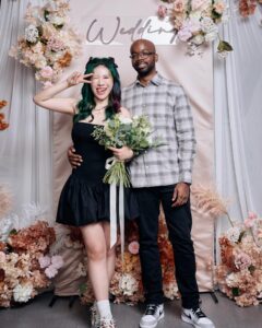 Danny Beeech Instagram - 新增備註：他是黑豹本人，不是嗩吶🤣 喔好該不會大家以為我其實跟嗩吶結婚哈哈哈哈哈哈哈哈哈哈哈哈哈哈哈哈阿哈哈哈哈哈阿!請嗩吶粉絲不要誤會，黑豹真的不是他哈哈哈哈哈哈哈哈哈阿哈哈 黑豹跟嗩吶不是同一人😂 日前黑豹來台，我到雲林舉辦小小家宴 家宴那天真的各種爛事，而且我的英文部隊我妹居然還要出差，當天才從日本回來，要直接奔到雲林，所以他會比較晚到，在那之前我只能當貼身翻譯~~這又是一個爛故事，有拍vlog到時候給妳們看 那天親戚跟攝影師化妝師都在我外婆老家，大家要分多台車前往很近的餐廳，光仲跟我這台車是分開的，光仲拍胸埔對我說:ㄟ你那台車我已經把餐廳地址輸入到導航了(我的Garmi)你不用再輸入 展現出貼心溫柔可靠感 四點多要出發時，舅舅還說:也太早了吧~餐廳很近啊才十幾分鐘 我說:喔沒關係啦大家先拍照 然後大家各自出發~ 我這台車開到目的地後，奇怪為何沒有餐廳? 就再繞一次，還是沒有餐廳啊，我還下車找，沒有啊!!!!幹我眼睛瞎了嗎? 然後我去翻手機裡面的餐廳地址，幹，光仲地址完全輸錯!!!!!!!!!!! 馬的天南地北的遠!!!!!!南北極的遠!!!!!!!!!!!!!!!!!!!!!!!!! 搞到我這車，大遲到，比我妹從日本趕來還晚到哈哈哈哈哈哈哈阿哈哈哈哈哈阿哈哈哈哈哈哈哈哈哈哈哈哈哈! 我一進餐廳超級賽亞變身:施光仲你到底把地址輸入成什麼地方!!!!!!!! 我不過辦一個家宴我就累到靈魂被抽乾，一言難盡，晚上到飯店時洗澡後直接斷片式入睡，難怪大家希望結婚一次就好，因為她媽的到底多累人誰要第二次哈哈哈阿哈哈哈哈哈哈哈哈哈哈哈哈哈，要是辦婚禮的人真的需要休假在家躺一周才能回魂! 我respect 各位！