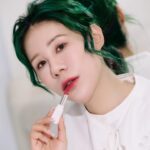 Danny Beeech Instagram - 我一直有一個很無聊的問題，就是日本冬天時，室內暖氣很強，這樣逛街的時候寒冬大外套拿在手上有夠重，尤其買了幾袋東西後就會變成大包小包的大媽! 但穿著真的是直接減肥，熱到人中都流汗。到底要怎樣優雅在日本冬天室內逛街啦哈哈哈哈哈!??? 之前去日本，在百貨公司買了很多彩妝研究，但要先上樓換免稅的卡，下樓買完後，還要上樓退稅，煩死了!!!!!! 反而後來在買開架時覺得很爽，因為可以直接櫃台退稅!去年蹲在日本藥妝店試老半天後買一些 media luxe 媚點回台灣用，我順便講一下粉餅很好用哈哈哈哈哈!但台灣都能買啦!!!!!!!!!!!!!!!! 又出現一個開架之光!這質感真的打趴有些專櫃品牌了不誇張!!!!!!那精緻度真得感人又嚇人!!!! 媚點 media luxe 潤透渲彩唇膏 @medialuxe_official_tw 來自日本的「media 媚點」的全新支線「media luxe 媚點」 純白簡約的全新風格，真的超強超精緻，蓋住品牌名稱，真的會以為是專櫃產品!!!!完全展現日本製的超級精緻質感，對!日本製!看到日本製真的跟日本壓縮機一樣稀少! 但價格卻可以負擔又可愛!!!調色又很美又非常好用，好感動能有這樣優質產品!! 這次唇膏特色 顯色度: 程度不是分數，大概坐落8，就是可以微透但卻又有足夠顯色!晶瑩透亮的澄透唇超美!! 添加玻尿酸，超像超潤護唇膏，潤到深處!!很像放在室溫快要融化的奶油!真的超明確的保濕潤澤，但不黏! 這款唇膏真的很強，薄擦自然感MLBB，厚擦是優雅的顯色感但卻又是有通透感的顯色!!你就看自己當天心情跟造型自己去調整，亂塗都好看!!! 而且這次唇膏有一個很特殊的技術，這種要透不透的唇彩，有一種麻煩點就是萬一嘴巴天生很暗藤木的人，就基本上很難蓋住，好像永遠只能擦顯色度開到100的唇彩，但這技術厲害的地方是遇到很黑的嘴唇like藤木，他的紅度還是能被顯現出來!!!!!ㄧ矯正唇色卻又通透空氣感有夠美!!!!日雜女模的嘴! 一共六色，每一色都好看!!!可以包個兩三色都不為過!! RD 01 珊瑚橘 一抹清爽的珊瑚，可可愛愛而讓人難以忘懷 RD 02 暖陽橙 夏日的那一杯冰鎮新鮮橙汁，活力四射又青春 RD 03 盛夏紅 熱情如火的你笑得很開朗，絕對能融化對方 RD 04 春櫻粉 你如同櫻花盛開時那春意盎然的景象，讓人想一看再看 這色一定要看我的擦比較準，本尊是很美溫柔的粉!!!! RD 05 莓果桃 莓果酸甜的滋味，忍不住想一口接一口，留在心頭 RD 06 櫻桃紫 如櫻桃般的鮮豔欲滴，誰能拒絕呢? 最推薦RD 3.跟RD 4 我素顏擦也超好看超氣色 而且非常可以顯得年輕哈哈哈哈哈 這一次管身很特別，有三個不同造型的唇膏外殼，超有質感!真的用起來心情有夠好~~~~你可以挑自己喜歡的型來配唇膏 Slim 輕巧-非常纖細氣質，小廢包友善 Modern 現代-流線的設計真的很時髦又簡約 Lady 優雅-底部加厚可以超穩地放在桌上，手感很穩 即日起至3/12前潤透唇膏特價$199 https://bit.ly/3uwxTAX #媚點 #medialuxe #直覺妝點你的美 #白色媚點 #潤透渲彩唇膏