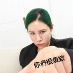 Danny Beeech Instagram - 我朗誦我維基百科的時候，寶光哥跟旁邊化妝團隊都笑瘋了!!!!(我沒有事先跟他們講我要拍什麼) 表弟妹你們很煩ㄟ要馬就不要設!!(兔子遮臉哭跑) 丟臉死我哈哈哈哈哈哈哈哈阿哈阿哈哈哈哈哈!!友人奇葩也是笑我笑三天!!! 上周我又抓狂的找了我御用的皮膚科醫師，因為我換季又落難，皮膚就先長了一顆痘(面臨精神崩潰)，然後又有長類似疹子的東西(直接崩潰) 我哭腔說:醫師~~~~~~~~~~換季怎又這樣~~~~~~~~~~~~~~ 醫生說:因為現在天氣是一天之內經歷春夏秋冬~比較敏感的人會這樣 但其實我踏入診所前，當下皮膚是沒有再長什麼，因為我就很苦惱思考，我想我臉上菌種應該失衡，我就把蘭蔻小黑瓶跟小黑安瓶一起狂擦了三天(連假那時候) 它們都有2大酵母菌 5大益生質 幫你的臉補充好菌 打敗壞菌 毛孔、痘痘、顆粒全部妥妥改善 小黑安瓶就是開turbo 有小黑瓶的成份 再加98%高濃度阿魏酸， 一夜密集修護，睡醒換一張臉，適合緊急狀況 就真的皮膚沒有再多長!!!!小黑家族就是真的這件事情超級有感，屢試不爽!!!那繼續使用就是會皮膚感覺嫩嫩的，狀態就會在一個平安的狀態，平安就是福!!!!!!真的有夠好用!! 兩個質地比較 小黑瓶清爽一點；安瓶會再稍微潤一點 但兩瓶上到臉上膚感都是舒適的 不會有黏膩感 總之小黑瓶早晚擦 妝前用也超貼 小黑安瓶就需要任何約會、婚禮、聚會前每晚使用 像前年我去潛水時，因為當時超過半年沒下海，要在陸地的池子先上複習課，那池子的水是我頭髮的顏色，綠色，我上岸後皮膚直接陣亡大爛，一片紅(但臭直男完全部保養的潛水教練，沒防曬每天下那池子，皮膚還真好..............) 我那天到家真的狂把小黑瓶往我臉上狂擦(我就覺得池子壞菌過多) 真的兩天後好超多，害我現在都警告自己一定要固定下海，不然超過半年又要進那生化池哈哈哈哈哈哈哈哈! 那一樣準備一個正貨給小祖宗，你們留言愛心隨便，看要跟我懺悔維基百科沒幫我好好寫還是皮膚怎樣都可以哈哈哈哈哈哈哈哈 但記得在母親節前先去櫃上兌換小黑瓶啦 #小黑瓶 #最強修護 #好菌養膚 #超越酸醇秒嫩亮 #小黑安瓶