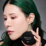 Danny Beeech Instagram - 播報國際新聞這麼久，已經說氣候多異常多熱說了兩三年，足足三年的氣候變遷新聞資料在腦子，但結果今年又櫻花超早開雪很早融化，一點都沒好轉嗚嗚看來今年又是一個突破天際爆幹熱的一年! 我不能說我是超級環保分子但至少還會有基本的環保sense，我媽邱女拖著舅舅自行去預定家宴的餐廳，我看到菜單有魚翅，我跟我妹還不顧一切出動在家族大群組，不顧一切的好言相勸長輩們不要吃魚翅，同時還是要感恩舅舅工作繁忙之餘勞苦功高的去看餐廳(在此還是很感恩舅舅) 但還是要強調吃魚翅非常不環保跟對鯊魚很殘忍，也根本不好吃，邱女還很不爽的說已經付訂金了不能改 我馬上一馬當先說沒事沒事我來打電話!大家別麻煩我處理~~~~(親切) 我就馬上查好電話等傍晚時直接打給餐廳，我說:姊姊，我不要魚翅，幫我換掉 結果舅舅在群組繼續說:可是你阿嬤很喜歡吃魚翅 我只好回:好那就訂一份給阿嬤。 後來我晚上比較閒的時候一查，以下來自網路 吃魚翅的壞處 海洋中的污染物如重金屬和毒素，在海洋生態食物鏈頂端的鯊魚，經由生物放大作用後，將各種海洋生物體內的污染物累積到鯊魚體內，當人類吃下肚後，便可能將重金屬與毒素一同吃進體內，魚翅內含高量的神經毒素BMAA ，可能對人體健康造成威脅，包括增加阿茲海默症的風險，攝取過量將可能損害腦部、神經系統。 哈阿哈哈哈哈哈哈哈哈哈哈哈哈哈哈哈吃魚翅跟本超毒哈哈哈哈哈哈哈哈哈，哪個白癡謠傳下來說很補??????!!!!!!!!!!!!!!!!!!!! 我阿嬤就是一個TLC沉重人生裡面尺碼的年長者，我看她吃下去就是更短命!!!!!! 哀總之今年又是或會破紀錄的熱，我最痛恨的夏天又要來了，因為要想盡辦法讓妝容很持久 口袋很緊的請服用這篇分析!便宜也是有好貨，又是開架中的資優生啦!!而且直逼專櫃的使用感!!!!留言一下有準備給小祖宗!! 1028 PRO FIX 修片狂系列 #PROFIX修片狂輕柔焦超時蜜粉 有兩色 透明色和明亮色 適合誰:皮膚混合到油田，想要修飾毛孔的小資女~!會愛死!!!夏天超適合!!!(乾皮可能要考慮) 這蜜粉真的是相當出色，上到臉上屬於薄透的蜜粉但卻又很明確地發揮柔焦霧化皮膚的功能!!!而且還可以疊擦都不會卡!我就算素顏時只擦防曬，防曬通常都有點保濕，這種溼答答狀態撲上去也完全就是變成柔焦感而不是麵糊!!!! 粉體細緻輕柔，不論刷子粉撲都非常好上! 控油持妝度我最近測試也相當持久，很明顯感受到出油變慢~但如果你皮膚很乾你還是考慮一下好了我怕你跟我靠北好乾好乾，但我油田就是愛慘!!!!!! 包裝部分也要大大誇讚，有彈力篩網之外還有一個完整蓋子可以分隔粉撲，超級衛生!!很多專櫃蜜粉還沒這樣分隔哈哈哈哈哈! 粉撲是很有專櫃風範的短毛細絨，非常舒適~~~ 然後價格非常討喜可愛，你就算臉很大用起來也不會心疼!! #PROFIX修片狂零瑕疵超時粉餅 適合誰:皮膚混合到油田，想要明確磨皮感粉餅的小資女~! 遮瑕度:不是分數是程度，1~10，約莫5 這粉餅也是有夠好用!!! 真的超強磨皮感，但妙的是卻不是超高遮瑕所以又有輕透度!(不一定超高遮瑕才是好)，那天我旁邊的化妝師一臉有點困惑這會好用嗎?我馬上把他上到我油到不行的額頭，我說你看!!!是不是很磨皮而且我沒吸油就上去也沒卡!!!!!!!!!那控油持妝度也很優秀，都是屬於油田友善園區~~~~~~~~我照片有做完整記錄，一開始是霧面妝感，但出油後就是漂亮的亮面奶油感~~~~ 包裝到粉撲也是真的逼近專櫃質感!!那粉撲直接幹掉一堆專櫃附贈粉撲哈哈哈哈哈哈哈哈阿 那跟蜜粉最大差異就是粉餅遮瑕度比較高喔!畢竟這塊是粉餅，功能上還是有差，可以自己看需求~~不過粉質一樣很細緻，控油持妝的表現都蠻優秀的!! 這次新品還有出另一個屈臣氏限定的匠人系迷你刷具組我也順便推一下，喔我很老實刷具組不是我業配的合作項目，我原本沒有任何興趣，我懶洋洋的用了之後超驚奇!!!! 坦白說我覺得台灣開架品牌刷具我很少用到我喜歡的(因為海外有很多更便宜還超好用) 但這組刷具的毛彈力優秀，到臉上的回饋感超級舒服!!!!刷感跟抓粉度都可圈可點，都很短又輕，放到筆筒會不見，但因為很短又很輕所以超適合帶著旅行或是出門!!!!基本上都沒踩雷，會最推大面積臉部刷具先入手，因為更能感受到那個質感舒服度~~! 有準備正貨給表弟妹~~~~!!!!隨你留言聊天，有準備三份~~~臉油或有脫妝困擾的的很適合來! 另外1028官方舉辦很有趣的活動，表弟妹可以飛過去看看 即日起至4/21 只要用1028 PRO FIX修片狂系列產品上妝公開限動並標記 @1028_taiwan 然後加入關鍵字 #PRO天荒超持妝挑戰賽 聽說乾媽給到最大獎價值破萬，大家自己點這邊去看連結：https://lihi.cc/AOnqP #PROFIX修片狂系列 #PRO天荒超持妝挑戰賽 #1028 #台灣第一彩妝品牌