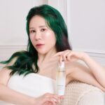 Danny Beeech Instagram - 兩週前綜口味跟一位韓國非常知名美女健身網紅合作，她是每天運動5小時的變態哈哈哈哈哈，然後還參加過體能之巔，我不知道找我這種體能之谷，谷底的靠近她幹嘛!!! 我是完全不在乎我跟她體能跟勇猛腹肌之間的差距(我們三人還自封脂肪富翁)，我一直猛看她皮膚!!真的就是傳說中韓國明星那種天生吸血鬼白又極光滿滿的濾鏡皮膚! 馬的完全被她皮膚的極光震懾，她旁邊都有光暈的感覺。就算她的五官不是什麼絕世無敵大美女(是可愛鄰家款)，但整體配起來分數有夠高!!!!!!! 來~臉又油又粗又暗的!!! 蘭蔻極光水改版啦!不夠油粗暗我拜託你就不要碰哈哈哈哈! 舊版極光水上市以來我非常的愛，因為他真的人如其名，就是用了臉會極光。我用到她蓋子那銀色都被我磨光哈 極光水第一次的重磅升級 新的超級極光水保留97:3完美雙層比例 你可能會問我不是跟舊版一樣嗎？ 不！繼續看下去！ 97%光肌素-首創激活再生科技 含有 50%高濃度山毛櫸芽萃取與微酸溫和煥膚複方協同作用，能有效促進肌膚表層新陳代謝，快速代謝肌膚中的老廢細胞並且提高細胞新生速度，達到速酵煥膚150%。可以有效細緻毛孔，改善粗糙，使膚質全面進化 3%舒緩保濕植萃精油 單純地拋光或許會造成肌膚乾巴巴的感覺，但用首創光肌素煥膚，去瑕疵同時還增加肌膚含水量，再搭配這層新版的精油，反而可以八倍長效更保濕!!!超清爽的潤而不膩，油水很平衡的狀態!! 而且超級極光水裡面沒有添加酒精、香料跟礦物油，用起來更舒適更安心！ 初次使用大概兩個禮拜就會火速很有感，皮膚的小顆粒箕皮會變成光滑漆皮!!!!然後皮膚原本如同陰天一樣灰暗的，真的就是極光降臨那樣的光亮!!!!!!不是變白，是亮!!!!!ber ber亮!皮膚上有星星的感覺哈哈哈哈! 皮膚會變細緻非常多，膚色不均也可以得到很大的改善，素顏的時候會光可鑑人，油水也邁向更平衡，我真的好努力保養，我就愛漂亮，那天跟客戶開會時，我把正在開發的打亮往臉上塗，我很苦惱地說:啊今天沒畫底妝這樣不準確.... 三位客戶說:你沒畫底妝?????????你沒有底妝???????????你現在皮膚是沒底妝???? 喔對，我因為太努力保養，副作用就是~非必要好懶的化妝哈哈哈哈哈哈哈但為了研究美妝我還是會畫啦哈哈哈哈哈 雖說有些人會覺得這種有煥膚功效的產品本來是做給粗糙大油田用，但我有一個朋友乾皮她用也很適合~如果會擔心，我會建議先領試用看看比較保險。 用法很簡單，瓶子裏面有一個專利的仙女棒，3/97油水以bartender姿態搖搖搖，然後我就倒在手上，毫無技巧的抹在臉上，光亮漆皮就這樣得到!! 現在可以到我的限時動態點擊連結， 馬上填單兌換試用新的超級極光水10ML 小黑瓶2ML 保養品就是免費的用用看，合適再買，不要浪費錢，摳門巨星關心您。 #蘭蔻 #超級極光水 #全新光肌素 #首創速酵煥膚 #細緻毛孔爆水透亮
