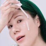 Danny Beeech Instagram - 我還沒有出道的時候，就被朋友總監燒到SK-II青春露，自己存錢跑去買，我當年還是上班族的時候玩票性質在部落格寫下我對青春露的震撼，現在網路上都還找的到!!!!!!!!青春露真的太強大了!當年一舉讓我皮膚從貨艙到商務艙!!!!! 當年因為我治療痘痘差不多之後，就覺得奇怪，我已經不會一直長痘痘了，但也稱不上皮膚好? 我就真的把廣告上面女明星的廣告撕下來放到自己臉旁邊照鏡子比對，看了就哀傷，女明星是光透亮又煥發感，但我怎麼灰暗粗黃，就老鼠皮啊，但還不是米老鼠，是料理鼠王哈哈哈哈哈!!!!!我覺得我整個人很像黑白照片裡面的人! 然後當時友人，很懂保養的總監，說青春露有多神多強，我就買來用，真的一個多月後，我去吃喜酒的時候，隔壁一個大哥說ㄟ你皮膚很好ㄟ! ㄟ，我壓根忘記那是誰的喜酒，誰在乎哈哈哈哈哈!但我永遠記的這句話，因為那是我生平第一次收到這個誇獎!!!!!!!!!!第一次總是特別感動跟印象深刻!!!!! 他會很強而有力的讓你的皮膚，沒辦法用單一功能定義。 肌膚會呈現一種倒退嚕到幼童時期才有的新生的透明感!!!!!! 很像你皮膚從皮蛋變成了水波蛋，然後全部集合就是你整張臉!!!!!!!! 那震撼度只差沒想用青春露泡澡哈哈哈哈阿哈!!!真的照鏡子會感動，覺得就算餓肚子也值得阿阿阿啊!! 當年只有22k薪水的我，因為覺得用化妝棉這樣化妝棉會吃掉很多珍貴的青春露，所以我都直接到在手上往臉上潑，效果也很強，坦白說我這幾年都這樣潑灑啦哈哈哈看你個人習慣~ 那同時也可以跟別的功能精華液一起疊擦能更有加乘的效果 如果你還想要邁向韓國女團又透又白的話(根本透白到五官都要沒啦!!!!) SK-II小燈泡精華可以一起擦擦看，這罐我也很愛，我當年是被朋友鳳姐燒到，他當年是SK-II櫃姐，她不會騙我哈哈哈哈! SK-II小燈泡精華 這罐去年還升級配方，淡黃感真的很厲害，認真用也會讓皮膚那種很不均勻的暗可以變均勻! SK-II經典傳奇成分PITERA™，加入獨有光蘊複合精粹、專研SDL PRO及稀奢雪蓮提取精粹，這雪蓮的花期還只有四天超短!! 兩個一起認真用，就是亮白濾鏡的肌膚，頭等艙的皮膚真的是可以靠努力跟砸錢來的，寫文當天我剛好人在機場，我前面一個女的身穿LV大衣，愛馬仕包包，香奈兒耳環，其他我忘了就真的全身名牌，就暴發戶貴婦，我正在讚嘆她好有錢時 我眼睛自動掃射到皮膚就很粗，粉很浮又卡(頭髮還很毛)，瞬間喊咖讚嘆哈哈哈哈哈哈阿哈，那真的是把喜馬拉雅皮拿來背我都覺得超枉然哈哈哈哈哈哈哈!我追求的是韓團女明星的那種肌膚!!那才是我心中的喜馬拉雅皮!!!!!!!!!!!!!!!!!!!!! 現在有新客體驗組不到$3000就能把青春露和小燈泡一起帶回家，把肌膚升級成韓團女明星等級，真的是滑倒的滑!!!如果之前有在觀望的表弟妹可以趁這個機會下手! 現在全球通貨膨脹，我說過什麼？買東西就是等有優惠的時候再下手，現在機會來了，快衝吧! #SKIITW #PITERA透亮顏究社 #SKII無可取代透明感 #SKII精華王者青春露 #SKII小燈泡精華 #7天有感明亮 #謝謝PITERA #skiipartnership