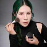 Danny Beeech Instagram - 播報國際新聞這麼久，已經說氣候多異常多熱說了兩三年，足足三年的氣候變遷新聞資料在腦子，但結果今年又櫻花超早開雪很早融化，一點都沒好轉嗚嗚看來今年又是一個突破天際爆幹熱的一年! 我不能說我是超級環保分子但至少還會有基本的環保sense，我媽邱女拖著舅舅自行去預定家宴的餐廳，我看到菜單有魚翅，我跟我妹還不顧一切出動在家族大群組，不顧一切的好言相勸長輩們不要吃魚翅，同時還是要感恩舅舅工作繁忙之餘勞苦功高的去看餐廳(在此還是很感恩舅舅) 但還是要強調吃魚翅非常不環保跟對鯊魚很殘忍，也根本不好吃，邱女還很不爽的說已經付訂金了不能改 我馬上一馬當先說沒事沒事我來打電話!大家別麻煩我處理~~~~(親切) 我就馬上查好電話等傍晚時直接打給餐廳，我說:姊姊，我不要魚翅，幫我換掉 結果舅舅在群組繼續說:可是你阿嬤很喜歡吃魚翅 我只好回:好那就訂一份給阿嬤。 後來我晚上比較閒的時候一查，以下來自網路 吃魚翅的壞處 海洋中的污染物如重金屬和毒素，在海洋生態食物鏈頂端的鯊魚，經由生物放大作用後，將各種海洋生物體內的污染物累積到鯊魚體內，當人類吃下肚後，便可能將重金屬與毒素一同吃進體內，魚翅內含高量的神經毒素BMAA ，可能對人體健康造成威脅，包括增加阿茲海默症的風險，攝取過量將可能損害腦部、神經系統。 哈阿哈哈哈哈哈哈哈哈哈哈哈哈哈哈哈吃魚翅跟本超毒哈哈哈哈哈哈哈哈哈，哪個白癡謠傳下來說很補??????!!!!!!!!!!!!!!!!!!!! 我阿嬤就是一個TLC沉重人生裡面尺碼的年長者，我看她吃下去就是更短命!!!!!! 哀總之今年又是或會破紀錄的熱，我最痛恨的夏天又要來了，因為要想盡辦法讓妝容很持久 口袋很緊的請服用這篇分析!便宜也是有好貨，又是開架中的資優生啦!!而且直逼專櫃的使用感!!!!留言一下有準備給小祖宗!! 1028 PRO FIX 修片狂系列 #PROFIX修片狂輕柔焦超時蜜粉 有兩色 透明色和明亮色 適合誰:皮膚混合到油田，想要修飾毛孔的小資女~!會愛死!!!夏天超適合!!!(乾皮可能要考慮) 這蜜粉真的是相當出色，上到臉上屬於薄透的蜜粉但卻又很明確地發揮柔焦霧化皮膚的功能!!!而且還可以疊擦都不會卡!我就算素顏時只擦防曬，防曬通常都有點保濕，這種溼答答狀態撲上去也完全就是變成柔焦感而不是麵糊!!!! 粉體細緻輕柔，不論刷子粉撲都非常好上! 控油持妝度我最近測試也相當持久，很明顯感受到出油變慢~但如果你皮膚很乾你還是考慮一下好了我怕你跟我靠北好乾好乾，但我油田就是愛慘!!!!!! 包裝部分也要大大誇讚，有彈力篩網之外還有一個完整蓋子可以分隔粉撲，超級衛生!!很多專櫃蜜粉還沒這樣分隔哈哈哈哈哈! 粉撲是很有專櫃風範的短毛細絨，非常舒適~~~ 然後價格非常討喜可愛，你就算臉很大用起來也不會心疼!! #PROFIX修片狂零瑕疵超時粉餅 適合誰:皮膚混合到油田，想要明確磨皮感粉餅的小資女~! 遮瑕度:不是分數是程度，1~10，約莫5 這粉餅也是有夠好用!!! 真的超強磨皮感，但妙的是卻不是超高遮瑕所以又有輕透度!(不一定超高遮瑕才是好)，那天我旁邊的化妝師一臉有點困惑這會好用嗎?我馬上把他上到我油到不行的額頭，我說你看!!!是不是很磨皮而且我沒吸油就上去也沒卡!!!!!!!!!那控油持妝度也很優秀，都是屬於油田友善園區~~~~~~~~我照片有做完整記錄，一開始是霧面妝感，但出油後就是漂亮的亮面奶油感~~~~ 包裝到粉撲也是真的逼近專櫃質感!!那粉撲直接幹掉一堆專櫃附贈粉撲哈哈哈哈哈哈哈哈阿 那跟蜜粉最大差異就是粉餅遮瑕度比較高喔!畢竟這塊是粉餅，功能上還是有差，可以自己看需求~~不過粉質一樣很細緻，控油持妝的表現都蠻優秀的!! 這次新品還有出另一個屈臣氏限定的匠人系迷你刷具組我也順便推一下，喔我很老實刷具組不是我業配的合作項目，我原本沒有任何興趣，我懶洋洋的用了之後超驚奇!!!! 坦白說我覺得台灣開架品牌刷具我很少用到我喜歡的(因為海外有很多更便宜還超好用) 但這組刷具的毛彈力優秀，到臉上的回饋感超級舒服!!!!刷感跟抓粉度都可圈可點，都很短又輕，放到筆筒會不見，但因為很短又很輕所以超適合帶著旅行或是出門!!!!基本上都沒踩雷，會最推大面積臉部刷具先入手，因為更能感受到那個質感舒服度~~! 有準備正貨給表弟妹~~~~!!!!隨你留言聊天，有準備三份~~~臉油或有脫妝困擾的的很適合來! 另外1028官方舉辦很有趣的活動，表弟妹可以飛過去看看 即日起至4/21 只要用1028 PRO FIX修片狂系列產品上妝公開限動並標記 @1028_taiwan 然後加入關鍵字 #PRO天荒超持妝挑戰賽 聽說乾媽給到最大獎價值破萬，大家自己點這邊去看連結：https://lihi.cc/AOnqP #PROFIX修片狂系列 #PRO天荒超持妝挑戰賽 #1028 #台灣第一彩妝品牌