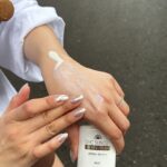 Danny Beeech Instagram - 黑豹來台辦家宴跟國旅，我老早決定還是開車去機場接他(握拳)，展現我的誠意，拜託我新獨立女性好嗎~ 但最後一秒我還是覺得，新獨立女性也不急於這時當啦，還是拖著很會開車的友人奇葩一起去機場好了哈哈哈哈哈哈哈哈哈哈哈哈哈! 開到機場其實不難，我還一路跟奇葩大聊天，但越靠近機場時，好多標示好多車道要選，我可以的!標示都中文啊~怕屁 喔?恩恩第二航廈選這一車道，嗯嗯我要去的第二航廈，嗯嗯要去停車場，嗯?停車場P4是左，但前面也是寫第二航廈ㄟ.........嗯??? 此時後面的車子叭了我一下，我一個情急 幹，選錯路!!!!!從此錯過停車場入口哈哈哈哈哈哈哈!跟錯過的曖昧對象ㄧ樣就此掰餔~~~~~ 然後就離機場越來越遠哈哈哈哈哈哈毫無辦法迴轉!!!! 我一路全神貫注，不停叫奇葩快點幫我看!!!以防這一繞，繞回台北哈哈哈哈哈哈阿哈阿哈哈!! 然後好不容易到了停車場之後，幹，右手邊的倒車入庫都滿了，只能左手邊的倒車入庫，我還沒練過左邊的哈哈哈哈哈哈哈哈哈哈!!我不會!!!!!(對天吶喊) 帶著奇葩一起接機真是此生最正確決定之一，好險有他旁邊指導，我才能把車停好!!!!!!!!!!!! 這趟帶黑豹國旅台灣，也準備了很多戶外行程，溪頭/日月潭/清境農場，我跟你們說，我這小土狗，我好像只有國中畢業旅行去過溪頭，其他全都沒去過!!!!! 上一次帶他國旅也是很多戶外活動，ㄟ我完全沒曬黑，對因為自稱國家種子隊選手的我(潛水/滑雪/快艇衝浪)，我各種嚴密防護打死不曬黑 這一次國旅我帶的防曬，是我用很多年的我很愛的 DHC金靚白水亮防曬乳SPF50 PA 我之前在北海道滑雪的時後，我的直男日本教練很困惑問我:ㄟ怎麼買防曬?進去藥妝店一整面牆都不知道怎買 他問得很好，我當初就是因為這樣，搞得我只好去買書來讀，搞懂怎樣選好防曬~今天這支用好多年了!!因為測試防曬很麻煩，過程很繁瑣阿哈哈哈哈哈不想測新的! DHC金靚白水亮防曬乳SPF50 PA 主成分 Zinc Oxide 11.72% 耐水耐汗、抗摩擦，戶外運動/活動很適合！這隻真的有夠好用的~ 偏物理性的配方思維很棒!!我用一些麻煩方法測試過，這支DHC是真的認真防曬(不是任何一支防曬說寫50就真的很有用喔!!!) 我用這麼久也沒長痘痘/粉刺/過敏，防滲透做得好~擦到身上後會有一點點保濕感但完全不會黏，他像在用立可白一樣使用前先搖一搖，擠出來的清爽質地真的很好開推勻，而且貼膚感很好不會有皮膚被扒緊緊的感覺。也可以安心的坐到車上不會把黑色坐椅搞得都是白白的痕跡! 我很討厭那種在皮膚上明顯一層厚重防曬，搞的車子摩托車皮椅都白白的超難擦掉，搞得我還拿卸妝油去擦! 這這支防水優異，理論上只要有防水功能的防曬，我都會建議還是要用卸粧產品卸身體比較好一點，但明顯如果你覺得這種要特別卸的防曬好麻煩喔，那就曬成小美人魚啊(黑的那隻)，因為今天的防曬，那就是超容易流汗或碰到就掉光光! DHC金靚白水亮防曬乳身體臉都可以用，配方調成流汗後會更巴住臉的胺基酸薄膜技術and抗摩擦，所以一般運動跟通勤狀況，都能好好的維持不會被磨掉，跟黑豹在台灣國旅時普通狀況我就沒補擦，除非真的有下到海底或是真的會曬爆一整天才需要補~不會越補越乾這點也很讚 這支要當粧前乳的話也可以，保濕又有點微微提亮效果，適合混合偏乾肌/中性肌，後續繼續上粧，也不會影響底粧的顏色，但單擦哪種膚質到是無所謂，我素顏時就單擦後撲蜜粉，也很剛好~ 無添加香料、色素、Paraben、同時不含酒精，大致上評價非常高的一罐防曬，夏天不想撐傘穿外套熱死的，現在在DHC官網輸入專屬折扣碼【danny2405】買2瓶直接69折！優惠只到5/31，怕曬黑的趁現在便宜入手可以快樂擦全身！ （滿2瓶69折，優惠只到5/31），怕曬黑的趁現在便宜入手可以快樂擦全身，基本上微戶外運動咖如我目前還是沒曬黑!我是吸血鬼，我最恨曬太陽哈哈哈哈哈哈哈! @dhc.tw #DHC #金靚白 #金靚白水亮防曬乳 #神盾級防曬 #戰勝黑斑老