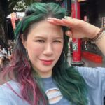Danny Beeech Instagram - 黑豹來台辦家宴跟國旅，我老早決定還是開車去機場接他(握拳)，展現我的誠意，拜託我新獨立女性好嗎~ 但最後一秒我還是覺得，新獨立女性也不急於這時當啦，還是拖著很會開車的友人奇葩一起去機場好了哈哈哈哈哈哈哈哈哈哈哈哈哈! 開到機場其實不難，我還一路跟奇葩大聊天，但越靠近機場時，好多標示好多車道要選，我可以的!標示都中文啊~怕屁 喔?恩恩第二航廈選這一車道，嗯嗯我要去的第二航廈，嗯嗯要去停車場，嗯?停車場P4是左，但前面也是寫第二航廈ㄟ.........嗯??? 此時後面的車子叭了我一下，我一個情急 幹，選錯路!!!!!從此錯過停車場入口哈哈哈哈哈哈哈!跟錯過的曖昧對象ㄧ樣就此掰餔~~~~~ 然後就離機場越來越遠哈哈哈哈哈哈毫無辦法迴轉!!!! 我一路全神貫注，不停叫奇葩快點幫我看!!!以防這一繞，繞回台北哈哈哈哈哈哈阿哈阿哈哈!! 然後好不容易到了停車場之後，幹，右手邊的倒車入庫都滿了，只能左手邊的倒車入庫，我還沒練過左邊的哈哈哈哈哈哈哈哈哈哈!!我不會!!!!!(對天吶喊) 帶著奇葩一起接機真是此生最正確決定之一，好險有他旁邊指導，我才能把車停好!!!!!!!!!!!! 這趟帶黑豹國旅台灣，也準備了很多戶外行程，溪頭/日月潭/清境農場，我跟你們說，我這小土狗，我好像只有國中畢業旅行去過溪頭，其他全都沒去過!!!!! 上一次帶他國旅也是很多戶外活動，ㄟ我完全沒曬黑，對因為自稱國家種子隊選手的我(潛水/滑雪/快艇衝浪)，我各種嚴密防護打死不曬黑 這一次國旅我帶的防曬，是我用很多年的我很愛的 DHC金靚白水亮防曬乳SPF50 PA 我之前在北海道滑雪的時後，我的直男日本教練很困惑問我:ㄟ怎麼買防曬?進去藥妝店一整面牆都不知道怎買 他問得很好，我當初就是因為這樣，搞得我只好去買書來讀，搞懂怎樣選好防曬~今天這支用好多年了!!因為測試防曬很麻煩，過程很繁瑣阿哈哈哈哈哈不想測新的! DHC金靚白水亮防曬乳SPF50 PA 主成分 Zinc Oxide 11.72% 耐水耐汗、抗摩擦，戶外運動/活動很適合！這隻真的有夠好用的~ 偏物理性的配方思維很棒!!我用一些麻煩方法測試過，這支DHC是真的認真防曬(不是任何一支防曬說寫50就真的很有用喔!!!) 我用這麼久也沒長痘痘/粉刺/過敏，防滲透做得好~擦到身上後會有一點點保濕感但完全不會黏，他像在用立可白一樣使用前先搖一搖，擠出來的清爽質地真的很好開推勻，而且貼膚感很好不會有皮膚被扒緊緊的感覺。也可以安心的坐到車上不會把黑色坐椅搞得都是白白的痕跡! 我很討厭那種在皮膚上明顯一層厚重防曬，搞的車子摩托車皮椅都白白的超難擦掉，搞得我還拿卸妝油去擦! 這這支防水優異，理論上只要有防水功能的防曬，我都會建議還是要用卸粧產品卸身體比較好一點，但明顯如果你覺得這種要特別卸的防曬好麻煩喔，那就曬成小美人魚啊(黑的那隻)，因為今天的防曬，那就是超容易流汗或碰到就掉光光! DHC金靚白水亮防曬乳身體臉都可以用，配方調成流汗後會更巴住臉的胺基酸薄膜技術and抗摩擦，所以一般運動跟通勤狀況，都能好好的維持不會被磨掉，跟黑豹在台灣國旅時普通狀況我就沒補擦，除非真的有下到海底或是真的會曬爆一整天才需要補~不會越補越乾這點也很讚 這支要當粧前乳的話也可以，保濕又有點微微提亮效果，適合混合偏乾肌/中性肌，後續繼續上粧，也不會影響底粧的顏色，但單擦哪種膚質到是無所謂，我素顏時就單擦後撲蜜粉，也很剛好~ 無添加香料、色素、Paraben、同時不含酒精，大致上評價非常高的一罐防曬，夏天不想撐傘穿外套熱死的，現在在DHC官網輸入專屬折扣碼【danny2405】買2瓶直接69折！優惠只到5/31，怕曬黑的趁現在便宜入手可以快樂擦全身！ （滿2瓶69折，優惠只到5/31），怕曬黑的趁現在便宜入手可以快樂擦全身，基本上微戶外運動咖如我目前還是沒曬黑!我是吸血鬼，我最恨曬太陽哈哈哈哈哈哈哈! @dhc.tw #DHC #金靚白 #金靚白水亮防曬乳 #神盾級防曬 #戰勝黑斑老