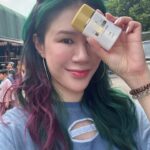 Danny Beeech Instagram - 黑豹來台辦家宴跟國旅，我老早決定還是開車去機場接他(握拳)，展現我的誠意，拜託我新獨立女性好嗎~ 但最後一秒我還是覺得，新獨立女性也不急於這時當啦，還是拖著很會開車的友人奇葩一起去機場好了哈哈哈哈哈哈哈哈哈哈哈哈哈! 開到機場其實不難，我還一路跟奇葩大聊天，但越靠近機場時，好多標示好多車道要選，我可以的!標示都中文啊~怕屁 喔?恩恩第二航廈選這一車道，嗯嗯我要去的第二航廈，嗯嗯要去停車場，嗯?停車場P4是左，但前面也是寫第二航廈ㄟ.........嗯??? 此時後面的車子叭了我一下，我一個情急 幹，選錯路!!!!!從此錯過停車場入口哈哈哈哈哈哈哈!跟錯過的曖昧對象ㄧ樣就此掰餔~~~~~ 然後就離機場越來越遠哈哈哈哈哈哈毫無辦法迴轉!!!! 我一路全神貫注，不停叫奇葩快點幫我看!!!以防這一繞，繞回台北哈哈哈哈哈哈阿哈阿哈哈!! 然後好不容易到了停車場之後，幹，右手邊的倒車入庫都滿了，只能左手邊的倒車入庫，我還沒練過左邊的哈哈哈哈哈哈哈哈哈哈!!我不會!!!!!(對天吶喊) 帶著奇葩一起接機真是此生最正確決定之一，好險有他旁邊指導，我才能把車停好!!!!!!!!!!!! 這趟帶黑豹國旅台灣，也準備了很多戶外行程，溪頭/日月潭/清境農場，我跟你們說，我這小土狗，我好像只有國中畢業旅行去過溪頭，其他全都沒去過!!!!! 上一次帶他國旅也是很多戶外活動，ㄟ我完全沒曬黑，對因為自稱國家種子隊選手的我(潛水/滑雪/快艇衝浪)，我各種嚴密防護打死不曬黑 這一次國旅我帶的防曬，是我用很多年的我很愛的 DHC金靚白水亮防曬乳SPF50 PA 我之前在北海道滑雪的時後，我的直男日本教練很困惑問我:ㄟ怎麼買防曬?進去藥妝店一整面牆都不知道怎買 他問得很好，我當初就是因為這樣，搞得我只好去買書來讀，搞懂怎樣選好防曬~今天這支用好多年了!!因為測試防曬很麻煩，過程很繁瑣阿哈哈哈哈哈不想測新的! DHC金靚白水亮防曬乳SPF50 PA 主成分 Zinc Oxide 11.72% 耐水耐汗、抗摩擦，戶外運動/活動很適合！這隻真的有夠好用的~ 偏物理性的配方思維很棒!!我用一些麻煩方法測試過，這支DHC是真的認真防曬(不是任何一支防曬說寫50就真的很有用喔!!!) 我用這麼久也沒長痘痘/粉刺/過敏，防滲透做得好~擦到身上後會有一點點保濕感但完全不會黏，他像在用立可白一樣使用前先搖一搖，擠出來的清爽質地真的很好開推勻，而且貼膚感很好不會有皮膚被扒緊緊的感覺。也可以安心的坐到車上不會把黑色坐椅搞得都是白白的痕跡! 我很討厭那種在皮膚上明顯一層厚重防曬，搞的車子摩托車皮椅都白白的超難擦掉，搞得我還拿卸妝油去擦! 這這支防水優異，理論上只要有防水功能的防曬，我都會建議還是要用卸粧產品卸身體比較好一點，但明顯如果你覺得這種要特別卸的防曬好麻煩喔，那就曬成小美人魚啊(黑的那隻)，因為今天的防曬，那就是超容易流汗或碰到就掉光光! DHC金靚白水亮防曬乳身體臉都可以用，配方調成流汗後會更巴住臉的胺基酸薄膜技術and抗摩擦，所以一般運動跟通勤狀況，都能好好的維持不會被磨掉，跟黑豹在台灣國旅時普通狀況我就沒補擦，除非真的有下到海底或是真的會曬爆一整天才需要補~不會越補越乾這點也很讚 這支要當粧前乳的話也可以，保濕又有點微微提亮效果，適合混合偏乾肌/中性肌，後續繼續上粧，也不會影響底粧的顏色，但單擦哪種膚質到是無所謂，我素顏時就單擦後撲蜜粉，也很剛好~ 無添加香料、色素、Paraben、同時不含酒精，大致上評價非常高的一罐防曬，夏天不想撐傘穿外套熱死的，現在在DHC官網輸入專屬折扣碼【danny2405】買2瓶直接69折！優惠只到5/31，怕曬黑的趁現在便宜入手可以快樂擦全身！ （滿2瓶69折，優惠只到5/31），怕曬黑的趁現在便宜入手可以快樂擦全身，基本上微戶外運動咖如我目前還是沒曬黑!我是吸血鬼，我最恨曬太陽哈哈哈哈哈哈哈! @dhc.tw #DHC #金靚白 #金靚白水亮防曬乳 #神盾級防曬 #戰勝黑斑老