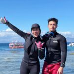 Danny Beeech Instagram - 這次參加 @52longdong 到菲律賓一個很冷門的島潛水，是明多洛的PG島，這裡完全不是觀光勝地，觀光客很少，少到我有夠擔心他們滅島哈哈哈哈哈哈哈!!只有專門要潛水的人才會來到這 但很愛潛水的我很推，因為這裡菲律賓人服務潛水服務的很好!都會幫你把重裝穿好收好還換氣瓶，蛙鞋還幫你每個人的都堆好，叫按摩到房間一小時台幣好像也才三百多，而且菲律賓東西神難吃，堪比小時候學校訂的媽媽塔便當哈哈哈哈哈! 我都跟紀董說我是參加飢餓三十團嗎?但這不是缺點，我覺得更好，順便參加減肥團哈哈哈哈哈阿哈阿哈哈!!!!要是去日本潛水，就是增肥團哈哈哈哈哈 原本以為的大自然凹豆之旅，沒想到晚上居然更精彩，這裡充滿迪斯可，我先解釋一下，菲律賓迪斯可裡面有很多性工作者坐在那裏等男人來點，然後晚上會有ladyboy的秀可以看，那天我們就出於好奇大家一起去 沒想到在菲律賓，找到我們家紀董的天職~ 紀董根本不該當網紅，他根本該到菲律賓賣銀哈哈哈哈哈哈哈哈哈哈哈阿哈哈哈哈!!(故意錯字) 紀董風靡ladyboy跟所有菲律賓性工作者!!!!!!!!! 性工作者的女性們原本一臉都很無聊的等男人，一臉厭世 但看到紀董時，全部性工作者眼睛都亮了，彷彿玄彬降臨，全部瘋狂對紀董拋媚眼哈哈哈哈哈哈哈哈哈哈哈哈哈哈哈哈哈哈，一臉性ㄩˋ超強哈哈哈哈哈阿哈哈哈哈哈哈哈哈 所有ladyboy表演時，全部每一個都狂找紀董互動，重點是紀董被請上台，被ladyboy狂摸狂抱，有一個菲律賓山謬傑克森，他(還她)根本整個人已經要把紀董吃掉! 但出於禮貌，紀董居然還要給小費，我沒見過這麼虧的事情哈哈哈哈哈哈哈哈哈哈哈哈哈哈哈哈哈阿哈! 然後玩遊戲時紀董被迫脫個精光，但ladyboy姊姊有拯救他，給他套一件洋裝(所以沒有在大家面前全裸)，你們知道怎樣嗎? 全部性工作者瞬間趴到地下，想看紀董的老二哈哈哈哈哈哈哈哈哈哈哈哈哈哈哈哈哈哈哈哈哈哈哈哈哈我要瘋了哈哈哈哈哈哈哈哈哈哈哈哈哈哈哈哈哈哈哈 彷彿沒看過老二 出道及巔峰，轟動菲律賓!!! 馬的我跟潛水團導遊很想把紀董壓在這撈錢，我當媽媽桑他當爸爸桑，性工作者去出賣皮肉的錢，拿來消費紀董的皮肉 全程我都有拍下但礙於很多尺度問題我還不知道到底要怎樣剪接才能上傳，早知如此綜口味應該全體出動寶光哥來拍!!!!!!!!我一個人拍得很辛苦!!!!!!!!!!!!!!!!!!!!
