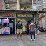 Danny Beeech Instagram - 帶黑豹去淡水老街 他吃了兩個炸蛋蔥油餅，自從去年在宜蘭吃到柯氏驚為天人，成為炸蛋蔥油餅鐵粉。 我說：喔好啦以後我住美國時來查查怎麼做 黑豹：如果妳做的出來我會再下跪求婚一次 哈哈哈哈哈哈哈哈哈哈哈哈我想可能是無法成功啦 我則是吃了六串烤鳥蛋（還有加刎仔魚）哈哈哈哈哈哈哈哈哈哈哈哈哈，你沒看錯！ 沒辦法飲食控制的人很需要蛋白質，我實在不知道能吃什麼但又很餓！ #淡水 #淡水老街 #淡水美食 #旅遊