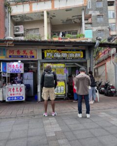 Danny Beeech Instagram - 帶黑豹去淡水老街 他吃了兩個炸蛋蔥油餅，自從去年在宜蘭吃到柯氏驚為天人，成為炸蛋蔥油餅鐵粉。 我說：喔好啦以後我住美國時來查查怎麼做 黑豹：如果妳做的出來我會再下跪求婚一次 哈哈哈哈哈哈哈哈哈哈哈哈我想可能是無法成功啦 我則是吃了六串烤鳥蛋（還有加刎仔魚）哈哈哈哈哈哈哈哈哈哈哈哈哈，你沒看錯！ 沒辦法飲食控制的人很需要蛋白質，我實在不知道能吃什麼但又很餓！ #淡水 #淡水老街 #淡水美食 #旅遊