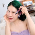 Danny Beeech Instagram - 首圖那些都是要準備很多給各位小祖宗的！請先看這個可怕的故事 那天跟一個溫吞老實的單身男生老朋友剛好聊天，剛好聊到🈶一趴，他非常有感而發而誠懇的説： 之前有一個女生跟我同年，6年前我還覺得超正 現在有三個小孩應該都有國小2-3年級 看起來很像..歷經滄桑 看了就...如果我真的找了一位幾年後就變這樣的 我會不會當作出家XD 上面對話我原封不動貼，我真的被震驚，他超級草食又溫柔，絕對沒有嫌棄的意思，當媽當然超級辛苦可以理解，他是真的純粹的恐懼！ 靠我以為這超級草食長年單身難根本看不懂女生外表，我錯了!!!!! 誰要老公內心出家啦！！！！！！！！嗚嗚嗚嗚嗚 （平衡一下，當然如果老公大走鐘，有些女生也是當作出家，只能狂意淫歐巴） 這真的是寫進人類基因的科學事實,因為為了繁衍處良好德後代，所以動物本來自然會喜歡能驅動自己慾望的對象 所以保養ocd在此還是非常誠懇鼓勵女生務必務必好好保養！！看起來歷經滄桑就是臉垮了有紋路，要也是我們出家找別人而不是男生出家找別人 小資也是有小資的保養方式!找高cp值的保養品就是，如果要以高CP值真的必須大推巴黎萊雅紫熨斗PRO!我之前自己yt拍小資保養品推薦就有選入這一隻!! 因為這一支的成分之厲害！普拉斯鏈再配胜肽，完全就是抗老王牌CP ! 皮膚可以想成鋼筋跟水泥，一個斷了或破了就是開始垮台,然後有老公的老公出家,單身的則是男人打哈欠 普拉斯鏈能夠刺激肌膚結構中的鋼筋水泥「醣胺聚醣(GAGs)」生成 ，同時刺激玻尿酸和膠原蛋白，塗在全臉把整個肌膚結構撐回來！這樣就是再滄桑也會像活的很好！！！！ 從眼睛到全臉跟脖子都能擦,就任何你容易有紋路的地方拉，所以小資族等於還省下眼霜的錢！對因為它是經皮膚科專家測試。無添加香料、色素、酒精(乙醇)的溫和配方。 當然！如果你平常都用高貴產品的，這一支全臉按摩用或是擦脖子也很省，肌膚要的各種澎、彈、緊、嫩、滑、亮，直接全包！ 質地也不用擔心，就是不黏好吸收，真的認真擦一陣子真的會紋路變淡，臉真的小膨澎!希望那位三個孩子的媽再忙也能用這支直接抹全臉！眼睛也抹過去！誰能把我文章給她！ 還有冰熨斗可以挑選，看你自己需求 紫熨斗PRO推薦用全臉，他可以精準點在你想加強的紋路地方，或是直接框擠出來抹全臉（我是這樣啦我全臉都是加強區） 另一種是冰熨斗，自帶超導冰熨頭,如果你只是單純當眼霜擦的話可以選這支！冰熨斗按摩超好用的，而且很大一個按起來油舒服又方便，泡泡眼超好用, 這次大手筆準備非常多，給不想滄桑的小祖宗們 高CP值”的撫紋產品你必須擁有！ #巴黎萊雅 #撫紋雙霸 #倍速年輕 #冰熨斗 #紫熨斗PRO #3天撫平全臉10大紋路 #普拉斯鏈 #膠原多胜肽