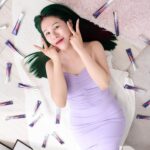 Danny Beeech Instagram - 首圖那些都是要準備很多給各位小祖宗的！請先看這個可怕的故事 那天跟一個溫吞老實的單身男生老朋友剛好聊天，剛好聊到🈶一趴，他非常有感而發而誠懇的説： 之前有一個女生跟我同年，6年前我還覺得超正 現在有三個小孩應該都有國小2-3年級 看起來很像..歷經滄桑 看了就...如果我真的找了一位幾年後就變這樣的 我會不會當作出家XD 上面對話我原封不動貼，我真的被震驚，他超級草食又溫柔，絕對沒有嫌棄的意思，當媽當然超級辛苦可以理解，他是真的純粹的恐懼！ 靠我以為這超級草食長年單身難根本看不懂女生外表，我錯了!!!!! 誰要老公內心出家啦！！！！！！！！嗚嗚嗚嗚嗚 （平衡一下，當然如果老公大走鐘，有些女生也是當作出家，只能狂意淫歐巴） 這真的是寫進人類基因的科學事實,因為為了繁衍處良好德後代，所以動物本來自然會喜歡能驅動自己慾望的對象 所以保養ocd在此還是非常誠懇鼓勵女生務必務必好好保養！！看起來歷經滄桑就是臉垮了有紋路，要也是我們出家找別人而不是男生出家找別人 小資也是有小資的保養方式!找高cp值的保養品就是，如果要以高CP值真的必須大推巴黎萊雅紫熨斗PRO!我之前自己yt拍小資保養品推薦就有選入這一隻!! 因為這一支的成分之厲害！普拉斯鏈再配胜肽，完全就是抗老王牌CP ! 皮膚可以想成鋼筋跟水泥，一個斷了或破了就是開始垮台,然後有老公的老公出家,單身的則是男人打哈欠 普拉斯鏈能夠刺激肌膚結構中的鋼筋水泥「醣胺聚醣(GAGs)」生成 ，同時刺激玻尿酸和膠原蛋白，塗在全臉把整個肌膚結構撐回來！這樣就是再滄桑也會像活的很好！！！！ 從眼睛到全臉跟脖子都能擦,就任何你容易有紋路的地方拉，所以小資族等於還省下眼霜的錢！對因為它是經皮膚科專家測試。無添加香料、色素、酒精(乙醇)的溫和配方。 當然！如果你平常都用高貴產品的，這一支全臉按摩用或是擦脖子也很省，肌膚要的各種澎、彈、緊、嫩、滑、亮，直接全包！ 質地也不用擔心，就是不黏好吸收，真的認真擦一陣子真的會紋路變淡，臉真的小膨澎!希望那位三個孩子的媽再忙也能用這支直接抹全臉！眼睛也抹過去！誰能把我文章給她！ 還有冰熨斗可以挑選，看你自己需求 紫熨斗PRO推薦用全臉，他可以精準點在你想加強的紋路地方，或是直接框擠出來抹全臉（我是這樣啦我全臉都是加強區） 另一種是冰熨斗，自帶超導冰熨頭,如果你只是單純當眼霜擦的話可以選這支！冰熨斗按摩超好用的，而且很大一個按起來油舒服又方便，泡泡眼超好用, 這次大手筆準備非常多，給不想滄桑的小祖宗們 高CP值”的撫紋產品你必須擁有！ #巴黎萊雅 #撫紋雙霸 #倍速年輕 #冰熨斗 #紫熨斗PRO #3天撫平全臉10大紋路 #普拉斯鏈 #膠原多胜肽