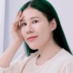 Danny Beeech Instagram - 我還沒有出道的時候，就被朋友總監燒到SK-II青春露，自己存錢跑去買，我當年還是上班族的時候玩票性質在部落格寫下我對青春露的震撼，現在網路上都還找的到!!!!!!!!青春露真的太強大了!當年一舉讓我皮膚從貨艙到商務艙!!!!! 當年因為我治療痘痘差不多之後，就覺得奇怪，我已經不會一直長痘痘了，但也稱不上皮膚好? 我就真的把廣告上面女明星的廣告撕下來放到自己臉旁邊照鏡子比對，看了就哀傷，女明星是光透亮又煥發感，但我怎麼灰暗粗黃，就老鼠皮啊，但還不是米老鼠，是料理鼠王哈哈哈哈哈!!!!!我覺得我整個人很像黑白照片裡面的人! 然後當時友人，很懂保養的總監，說青春露有多神多強，我就買來用，真的一個多月後，我去吃喜酒的時候，隔壁一個大哥說ㄟ你皮膚很好ㄟ! ㄟ，我壓根忘記那是誰的喜酒，誰在乎哈哈哈哈哈!但我永遠記的這句話，因為那是我生平第一次收到這個誇獎!!!!!!!!!!第一次總是特別感動跟印象深刻!!!!! 他會很強而有力的讓你的皮膚，沒辦法用單一功能定義。 肌膚會呈現一種倒退嚕到幼童時期才有的新生的透明感!!!!!! 很像你皮膚從皮蛋變成了水波蛋，然後全部集合就是你整張臉!!!!!!!! 那震撼度只差沒想用青春露泡澡哈哈哈哈阿哈!!!真的照鏡子會感動，覺得就算餓肚子也值得阿阿阿啊!! 當年只有22k薪水的我，因為覺得用化妝棉這樣化妝棉會吃掉很多珍貴的青春露，所以我都直接到在手上往臉上潑，效果也很強，坦白說我這幾年都這樣潑灑啦哈哈哈看你個人習慣~ 那同時也可以跟別的功能精華液一起疊擦能更有加乘的效果 如果你還想要邁向韓國女團又透又白的話(根本透白到五官都要沒啦!!!!) SK-II小燈泡精華可以一起擦擦看，這罐我也很愛，我當年是被朋友鳳姐燒到，他當年是SK-II櫃姐，她不會騙我哈哈哈哈! SK-II小燈泡精華 這罐去年還升級配方，淡黃感真的很厲害，認真用也會讓皮膚那種很不均勻的暗可以變均勻! SK-II經典傳奇成分PITERA™，加入獨有光蘊複合精粹、專研SDL PRO及稀奢雪蓮提取精粹，這雪蓮的花期還只有四天超短!! 兩個一起認真用，就是亮白濾鏡的肌膚，頭等艙的皮膚真的是可以靠努力跟砸錢來的，寫文當天我剛好人在機場，我前面一個女的身穿LV大衣，愛馬仕包包，香奈兒耳環，其他我忘了就真的全身名牌，就暴發戶貴婦，我正在讚嘆她好有錢時 我眼睛自動掃射到皮膚就很粗，粉很浮又卡(頭髮還很毛)，瞬間喊咖讚嘆哈哈哈哈哈哈阿哈，那真的是把喜馬拉雅皮拿來背我都覺得超枉然哈哈哈哈哈哈哈!我追求的是韓團女明星的那種肌膚!!那才是我心中的喜馬拉雅皮!!!!!!!!!!!!!!!!!!!!! 現在有新客體驗組不到$3000就能把青春露和小燈泡一起帶回家，把肌膚升級成韓團女明星等級，真的是滑倒的滑!!!如果之前有在觀望的表弟妹可以趁這個機會下手! 現在全球通貨膨脹，我說過什麼？買東西就是等有優惠的時候再下手，現在機會來了，快衝吧! #SKIITW #PITERA透亮顏究社 #SKII無可取代透明感 #SKII精華王者青春露 #SKII小燈泡精華 #7天有感明亮 #謝謝PITERA #skiipartnership