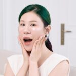 Danny Beeech Instagram - 最近因為我生日，我就中年危機，各位不用祝福我，我就是六人行裡面的瑞秋，面對生日只想對天大吼:WHY~~~~~~~~~~~~~~~ 為何要奪走我的青春!!!!但我妹琵趴很給我面子，他發了一張我們吃蛋糕的照片，然後寫:這人39了素顏這樣合理嗎? (備註:我真的不知道我幾歲，我1985年生，但三太子篤定我41歲哈哈哈哈哈哈哈) 然後我難過得還打給友人奇葩訴說生日的苦，他說:4開頭就是一種阿桑感，我們現在就是阿桑~~~~~~~~~~~~~~~~~ 對~~三人去夜店相加歲數會破百!!! 阿桑妮妮要更努力保養跟化粧，你們知道我多瘋嗎? 我曾經在讀書後發現市面上很多卸粧油不行，但我還沒找到正確卸粧油之前，用廚房的橄欖油混嬰兒油卸粧哈哈阿哈哈阿!但過程神麻煩，不用為了省錢去學! 因為好的油是不會讓臉長痘痘的~~~一堆網路說卸粧油容易致痘粉刺，那是因為用錯產品，是不好的合成脂假油才會讓臉長痘痘，油是很棒的一種卸粧質地~不然為何臉出油後粧會溶化啦!!!後來好險幾個月後我就找到正確的卸粧油~ 好的油真的不會讓臉長痘痘，是對皮膚很友善的! 我人生唯一使用的卸粧油，連續用超過10年50罐有了啦!!!超級好用唯一指定!! 就是日本熱銷1.6億瓶 DHC深層卸粧油!(高中時還跟同學一起郵購哈哈哈哈哈哈哈哈哈哈哈哈我的天有還知道郵購本嗎?但當時年紀小不太懂這瓶卸粧油的好，我是2012年才開始連續用到現在沒斷) 選用手工摘採西班牙青嫩橄欖，把他榨成新鮮的油之後做成100%橄欖油基底的親膚卸粧神品!! 下面這幾種不OK的都沒有亂加： • 無香料 • 無色素 • 無礦物油 • 無石油界面活性劑 • 無Paraben防腐劑 非常溫和卸粧，我有化粧時一定會用，他能徹底溶解彩粧，而且這樣按摩也很滑順不會拉扯皮膚，真的會卸到靈魂深處的乾淨，還有添加迷迭香、甘草誘導體、維他命E等成分，卸粧同時也能呵護皮膚~~~~~所以卸粧後皮膚還會很嫩但卻不油膩，除了能徹底卸淨難卸的彩粧外，亦能清潔多餘的皮脂、老舊角質、毛孔中的髒污。真的零缺點，我移民美國時萬一美國沒賣，拎祖媽就是~~~喔付費逼迫乾媽跨海寄來哈哈哈哈哈哈阿哈! 而且這罐非常適合卸濃粧~~~~很濃的持久型口紅跟眼線到眼線膠都能輕鬆愉快歡笑卸除(但睫毛膏記得要溶比較久一點，一樣卸得毫不殘留) 步驟一: 雙手洗乾淨後擦乾，手擦乾!!!!! 步驟二: 壓卸妝油 步驟三: 歡樂按摩 步驟四: 用水沖洗，一定要完全乳化喔，就是臉上看不到白白的汁液 這步驟很關鍵，我後來研發出一個很加快速度又保證的方法，就是這裡用很紅的洗臉巾沾濕後，邊洗邊用洗臉巾輕輕擦臉，趕時間或沒耐心的這樣速度超快，還可以靠那輕微摩擦力保證!!!!!有夠好用，人生唯一愛的卸粧油!! 最近DHC週年慶，限定優惠推出深層卸粧油加大特惠組66折! 跟我一樣摯愛這瓶卸粧油的省錢囤起來! 用它你還不用花更多錢去救被其他不好用的卸粧油弄爛的臉 乾媽要我把這好東西分享給大家，這篇貼文留言隨你啦，沒事想講那就隨便迷湯讓我生日過的不感傷一點，翻牌5位送「深層卸粧油100ml 」 @dhc_tw #DHC #深層卸粧油 #卸粧狠角色 #週年慶