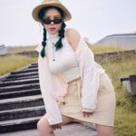 Danny Beeech Instagram - 我好像是2017年時，去北海道試試看上滑雪課之後，從此踏上不歸路，中毒至今，2020年前那幾年台灣滑雪的人真的很少，我真的算網紅中是先驅!但我接觸滑雪的原因完全不是因為一堆網紅推廣後想說跟著去試試看 我當時只是~因為失戀太悽慘，戀曲滑鐵盧，想說幹點不一樣的事情轉移注意力好了哈哈哈哈哈哈阿哈哈! 在此奉勸大家失戀的時候想嘗試事情時，挑個便宜一點的嗜好，我當時也只是想說一次性，誰知道從此進入萬劫不復的燒錢深淵!!!我跟你們說，我真的有一次看到信用卡帳單金額，很生氣打去信用卡公司寄明細給我，我懷疑我被盜刷 一看明細，喔就自己盜刷自己哈哈哈哈哈!因為剛去滑雪~早知道當時去嘗試打籃球(很省錢)或踢毽子(更省) 我以前超痛恨戶外運動，我就是體育課都要坐在樹下乘涼的那種八婆~但自從陰錯陽差開始接觸後(還有潛水等等)，我心境有非常大的轉變，當然失戀還是很難過，只是人真的要到戶外才會覺得，世界好大，還有好多事可以做。每次看一些探險紀錄片，那些探險家身上都是大大的 The North Face 配備，我也想跟他們一樣探索世界，不想無聊的為情所困。 在滑雪過程中慢慢開始要買很多配備或配件衣服，每次在北海道逛的時候都很迷惘，太多滑雪品牌了，壓跟不懂，就亂買，直到前年我問我北海道土生土長日本人滑雪教練:ㄟ你最愛的滑雪品牌是什麼? 他:The North Face 我:為何? 他:因為超帥。 從此我就發狂似的變成The North Face瘋狂鐵粉哈哈哈哈哈哈哈哈哈!我跟他真的下課後把北海道所有有賣 The North Face滑雪服裝的店面都翻過來，就為了找到我想要整套滑雪服，但真的翻遍日本找不到我要的全黑素色 The North Face帥到不行滑雪服，只好改買一般服裝跟配件， The North Face時髦外型與高機能性完美結合，時髦外型也來自於高機能作為打底，很難想像這麼好看的衣服還有具備超乎想像的防曬科技！廣受街上潮流人士的最愛 身為 The North Face瘋狂鐵粉，有一次去北海道時無意發現我全身上下衣服整套到鞋子包包，全都 The North Face，超怕路人以為我是店員哈哈哈哈!! 鐵粉今天很榮幸能為你們展現頂尖帥牌 The North Face UPF 系列 UPF 40 防曬級別，喜歡 Urbancore風格的請看 • 智慧附著形成物理防曬層,提供高效防曬保護 身為微outdoor咖的我，潛水/滑雪/快艇衝浪三者摧殘之下，我朋友都說你到底為何沒變黑?? 我:我永遠包緊緊，我就吸血鬼不曬太陽!!!!!! 我真的無敵注重防曬，因為曬太陽就是老，凹豆咖最容易發生的事情就是:操老! 臉部防曬要做好,身體可以TNF防曬系列 為你們介紹我身上整套防曬之餘還是能帥度潮流都get的裝扮 UPF米白色防風防曬立領外套 很喜歡這件外套，非常之輕薄，萬一只是想單純帶著防曬，也超好收到包包，因為體積很小! 想要穿得時髦舒適，又希望能達到防曬這件真的可以 。況且Urbancore風格一定要有一件這種外套! 米色防風防潑水可拆卸短裙 這件長裙，可以拆掉後變短裙喔!!!!哈哈哈是不是很有趣，等於擁有兩件，可以穿梭在 不同風情的Urbancore 男女款UPF卡其色防曬可調節漁夫帽 •刺繡透氣孔,增加空氣流通 •可調節帽帶,避免被風吹落 如果你也是想探索自由，想自在於戶外遊蕩，去大自然追求時，同時也能保有都會時尚的展現，就來一頂北面漁夫帽! 穿上 The North Face UPF 系列感受新輕盈，今夏換我曬！ @thenorthface_tw #neverstopexploring #今夏換我曬 #探索不怕曬