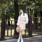 Danny Beeech Instagram - 我好像是2017年時，去北海道試試看上滑雪課之後，從此踏上不歸路，中毒至今，2020年前那幾年台灣滑雪的人真的很少，我真的算網紅中是先驅!但我接觸滑雪的原因完全不是因為一堆網紅推廣後想說跟著去試試看 我當時只是~因為失戀太悽慘，戀曲滑鐵盧，想說幹點不一樣的事情轉移注意力好了哈哈哈哈哈哈阿哈哈! 在此奉勸大家失戀的時候想嘗試事情時，挑個便宜一點的嗜好，我當時也只是想說一次性，誰知道從此進入萬劫不復的燒錢深淵!!!我跟你們說，我真的有一次看到信用卡帳單金額，很生氣打去信用卡公司寄明細給我，我懷疑我被盜刷 一看明細，喔就自己盜刷自己哈哈哈哈哈!因為剛去滑雪~早知道當時去嘗試打籃球(很省錢)或踢毽子(更省) 我以前超痛恨戶外運動，我就是體育課都要坐在樹下乘涼的那種八婆~但自從陰錯陽差開始接觸後(還有潛水等等)，我心境有非常大的轉變，當然失戀還是很難過，只是人真的要到戶外才會覺得，世界好大，還有好多事可以做。每次看一些探險紀錄片，那些探險家身上都是大大的 The North Face 配備，我也想跟他們一樣探索世界，不想無聊的為情所困。 在滑雪過程中慢慢開始要買很多配備或配件衣服，每次在北海道逛的時候都很迷惘，太多滑雪品牌了，壓跟不懂，就亂買，直到前年我問我北海道土生土長日本人滑雪教練:ㄟ你最愛的滑雪品牌是什麼? 他:The North Face 我:為何? 他:因為超帥。 從此我就發狂似的變成The North Face瘋狂鐵粉哈哈哈哈哈哈哈哈哈!我跟他真的下課後把北海道所有有賣 The North Face滑雪服裝的店面都翻過來，就為了找到我想要整套滑雪服，但真的翻遍日本找不到我要的全黑素色 The North Face帥到不行滑雪服，只好改買一般服裝跟配件， The North Face時髦外型與高機能性完美結合，時髦外型也來自於高機能作為打底，很難想像這麼好看的衣服還有具備超乎想像的防曬科技！廣受街上潮流人士的最愛 身為 The North Face瘋狂鐵粉，有一次去北海道時無意發現我全身上下衣服整套到鞋子包包，全都 The North Face，超怕路人以為我是店員哈哈哈哈!! 鐵粉今天很榮幸能為你們展現頂尖帥牌 The North Face UPF 系列 UPF 40 防曬級別，喜歡 Urbancore風格的請看 • 智慧附著形成物理防曬層,提供高效防曬保護 身為微outdoor咖的我，潛水/滑雪/快艇衝浪三者摧殘之下，我朋友都說你到底為何沒變黑?? 我:我永遠包緊緊，我就吸血鬼不曬太陽!!!!!! 我真的無敵注重防曬，因為曬太陽就是老，凹豆咖最容易發生的事情就是:操老! 臉部防曬要做好,身體可以TNF防曬系列 為你們介紹我身上整套防曬之餘還是能帥度潮流都get的裝扮 UPF米白色防風防曬立領外套 很喜歡這件外套，非常之輕薄，萬一只是想單純帶著防曬，也超好收到包包，因為體積很小! 想要穿得時髦舒適，又希望能達到防曬這件真的可以 。況且Urbancore風格一定要有一件這種外套! 米色防風防潑水可拆卸短裙 這件長裙，可以拆掉後變短裙喔!!!!哈哈哈是不是很有趣，等於擁有兩件，可以穿梭在 不同風情的Urbancore 男女款UPF卡其色防曬可調節漁夫帽 •刺繡透氣孔,增加空氣流通 •可調節帽帶,避免被風吹落 如果你也是想探索自由，想自在於戶外遊蕩，去大自然追求時，同時也能保有都會時尚的展現，就來一頂北面漁夫帽! 穿上 The North Face UPF 系列感受新輕盈，今夏換我曬！ @thenorthface_tw #neverstopexploring #今夏換我曬 #探索不怕曬