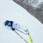Danny Beeech Instagram - 上週跟助理去日本出差，這次出差是請助理訂房間(備註:有時候出差並非客戶訂飯店)，我們抵達之後，房間就跟照片呈現的一樣，很大，是塌塌米房間，我每次到飯店都很喜歡趕快看一眼廁所，我喜歡檢查廁所很美好的感覺。我就把牆壁上所有的拉門一個一個拉開，我一直在打開大雄房間的拉門概念 打開都是跟大雄的房間一樣，裡面都放棉被~然後~~~~ 然後就都棉被哈哈哈哈哈哈哈哈哈哈哈哈哈哈哈哈哈哈哈哈哈哈 幹我有看錯嗎?!這麼大一間房間，居然，裡面沒有廁所?????????? 很像老二超大但沒精蟲 我崩快地跑出房間，看到走廊盡頭，是公用女廁，然後洗澡還要下樓公共洗澡區 我先不管洗澡的問題 馬的我半夜起床尿尿，還要先糾結走廊有沒有女鬼!?!?!?!?!?!!?!?!?!?!?!!?!?而且萬一我想大便怎辦????隔壁間聽我交響樂?? 我先聲奪人的說:我不是難搞，我已經中年婦女了我沒辦法過這種少年人宿舍生活阿哈哈哈哈哈哈哈! 我叫助理當下馬上找那一區剩下的飯店房間，條件超簡單:房間有廁所飯店有電梯!!!!!我必須立刻要烙跑! 我立刻打給客戶請他留步!!(她剛剛才送我們到飯店) 拜託回來載我們!!!!!我的房間沒廁所!!! 客戶說:喔!!!蔡哥跟你們住同一間飯店，他剛問我日本飯店費用會退款嗎?難怪他剛剛還問我婊姐要在這住幾晚....... 我想說，蔡哥這麼紅，應該很賺阿，他怎麼如此親民跟勤儉持家住在宿舍風旅館???真是一個節儉的網紅~~(跟助理誇讚他)但看來是晚上去尿尿時走廊遇到女鬼，蔡哥也想烙跑了嗎?? 然後助理火速訂到飯店後，我們又很辛苦的把全部行李全部再搬運到樓下(對，還沒有電梯)，我安慰著自己，嗯!今日達成減肥醫生對我的期望，勞動量很大。 上了客戶的車，透過客戶跟蔡哥聯絡上，我實在太好奇他是不是半夜尿尿時，走廊遇到女鬼，所以也想烙跑。 沒想到蔡哥在電話上回答:不是女鬼，是這旅館洗澡的地方，超小，大家距離超近，一個極小的浴缸，然後大家肩並肩泡在一起，浴缸旁邊就是淋浴的地方(我內心幻想小丸子他家浴室)，結果這裡都台灣人，我洗澡時被認出來說:ㄟ你是蔡哥嗎? 哈哈哈哈哈哈哈阿哈哈哈哈哈哈這是什麼畫面哈哈哈哈哈哈哈!那要是我硬住下來，就是直接給粉絲驗貨我的隆乳。 我說:ㄟ那這樣不就粉絲知道你樓下尺碼了??應該不會漏氣吧!!! 蔡哥回:喔因為現在是冬天，所以膨脹係數沒有很夠... 哈哈哈哈哈哈哈哈哈哈哈哈哈哈哈所以隔壁打招呼男生看到蔡哥樓下很小我到底聽了什麼故事哈哈哈哈哈哈!所以他回房間會跟朋友宣布蔡哥尺碼哈哈哈哈哈哈! 後來我跟助理烙跑到火速下訂的飯店，標準就是房間有廁所，飯店有電梯。標準低到好像是擇偶條件是，只要是男人，有份工作。 結果我們逃難來到了時光隧道，穿越到50年前，昭和時期風的飯店，我第一次在日本坐到冷冰冰的馬桶，因為他沒有免治馬桶哈哈哈阿哈哈哈!這機率真的也是日本製的壓縮機啦哈哈哈哈哈哈! 兩小時候的深夜，客戶傳訊息來:報告，蔡哥也要烙跑了~ 哈哈哈哈哈哈哈哈哈哈哈!!當然要烙跑!!這樣每天洗澡壓力多大!!!跟粉絲玩檢查身體的遊戲，難道要等到半夜沒人時才能洗嗎?????要是我可能還要縮小腹洗澡，還不能吃晚餐。 後來隔天工作時遇到蔡哥，蔡哥說:我其實有先自省我是不是難搞沒辦法吃苦?但看到你烙跑，我也就跟著烙跑了~ 我說:你真是一個好人，因為我劈頭就對助理說我不是難搞!但請你現在給我找有廁所的飯店!我完全沒有自省哈哈哈哈哈哈哈哈哈哈哈哈哈哈阿哈哈! 結論就是:蔡哥人品很高尚，樓下尺碼未知🤣 圖片 既然跌倒了不要浪費，那睡一下好了