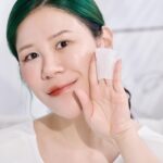 Danny Beeech Instagram - 最近因為我生日，我就中年危機，各位不用祝福我，我就是六人行裡面的瑞秋，面對生日只想對天大吼:WHY~~~~~~~~~~~~~~~ 為何要奪走我的青春!!!!但我妹琵趴很給我面子，他發了一張我們吃蛋糕的照片，然後寫:這人39了素顏這樣合理嗎? (備註:我真的不知道我幾歲，我1985年生，但三太子篤定我41歲哈哈哈哈哈哈哈) 然後我難過得還打給友人奇葩訴說生日的苦，他說:4開頭就是一種阿桑感，我們現在就是阿桑~~~~~~~~~~~~~~~~~ 對~~三人去夜店相加歲數會破百!!! 阿桑妮妮要更努力保養跟化粧，你們知道我多瘋嗎? 我曾經在讀書後發現市面上很多卸粧油不行，但我還沒找到正確卸粧油之前，用廚房的橄欖油混嬰兒油卸粧哈哈阿哈哈阿!但過程神麻煩，不用為了省錢去學! 因為好的油是不會讓臉長痘痘的~~~一堆網路說卸粧油容易致痘粉刺，那是因為用錯產品，是不好的合成脂假油才會讓臉長痘痘，油是很棒的一種卸粧質地~不然為何臉出油後粧會溶化啦!!!後來好險幾個月後我就找到正確的卸粧油~ 好的油真的不會讓臉長痘痘，是對皮膚很友善的! 我人生唯一使用的卸粧油，連續用超過10年50罐有了啦!!!超級好用唯一指定!! 就是日本熱銷1.6億瓶 DHC深層卸粧油!(高中時還跟同學一起郵購哈哈哈哈哈哈哈哈哈哈哈哈我的天有還知道郵購本嗎?但當時年紀小不太懂這瓶卸粧油的好，我是2012年才開始連續用到現在沒斷) 選用手工摘採西班牙青嫩橄欖，把他榨成新鮮的油之後做成100%橄欖油基底的親膚卸粧神品!! 下面這幾種不OK的都沒有亂加： • 無香料 • 無色素 • 無礦物油 • 無石油界面活性劑 • 無Paraben防腐劑 非常溫和卸粧，我有化粧時一定會用，他能徹底溶解彩粧，而且這樣按摩也很滑順不會拉扯皮膚，真的會卸到靈魂深處的乾淨，還有添加迷迭香、甘草誘導體、維他命E等成分，卸粧同時也能呵護皮膚~~~~~所以卸粧後皮膚還會很嫩但卻不油膩，除了能徹底卸淨難卸的彩粧外，亦能清潔多餘的皮脂、老舊角質、毛孔中的髒污。真的零缺點，我移民美國時萬一美國沒賣，拎祖媽就是~~~喔付費逼迫乾媽跨海寄來哈哈哈哈哈哈阿哈! 而且這罐非常適合卸濃粧~~~~很濃的持久型口紅跟眼線到眼線膠都能輕鬆愉快歡笑卸除(但睫毛膏記得要溶比較久一點，一樣卸得毫不殘留) 步驟一: 雙手洗乾淨後擦乾，手擦乾!!!!! 步驟二: 壓卸妝油 步驟三: 歡樂按摩 步驟四: 用水沖洗，一定要完全乳化喔，就是臉上看不到白白的汁液 這步驟很關鍵，我後來研發出一個很加快速度又保證的方法，就是這裡用很紅的洗臉巾沾濕後，邊洗邊用洗臉巾輕輕擦臉，趕時間或沒耐心的這樣速度超快，還可以靠那輕微摩擦力保證!!!!!有夠好用，人生唯一愛的卸粧油!! 最近DHC週年慶，限定優惠推出深層卸粧油加大特惠組66折! 跟我一樣摯愛這瓶卸粧油的省錢囤起來! 用它你還不用花更多錢去救被其他不好用的卸粧油弄爛的臉 乾媽要我把這好東西分享給大家，這篇貼文留言隨你啦，沒事想講那就隨便迷湯讓我生日過的不感傷一點，翻牌5位送「深層卸粧油100ml 」 @dhc_tw #DHC #深層卸粧油 #卸粧狠角色 #週年慶