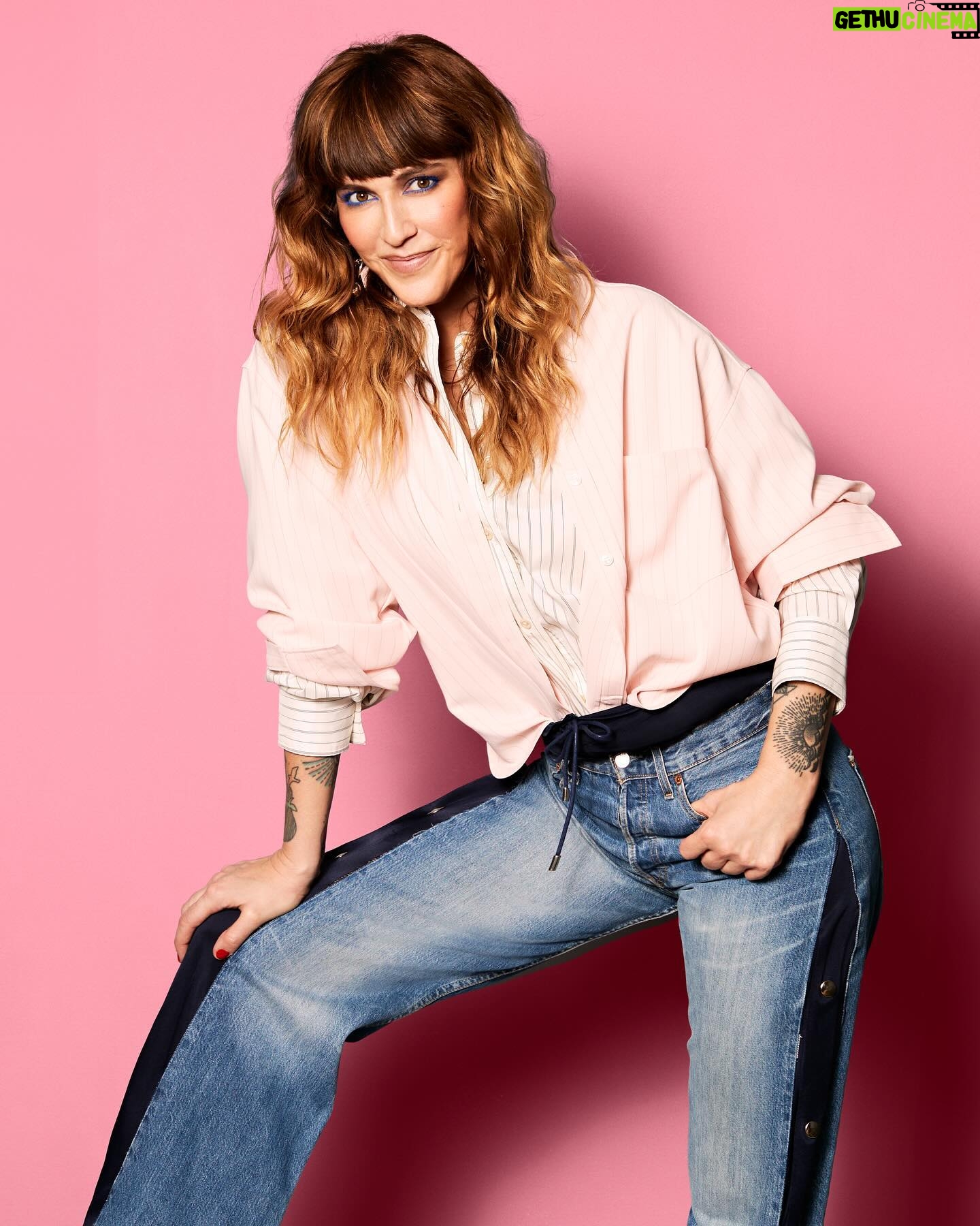 Daphné Bürki Instagram - Je fais la couv de Cosmoooo! 🙈@cosmopolitan_fr C’était un rêve d’ado! Merci pour votre accueil la team Cosmo! J’ai enfilé mon plus beau jean et du mascara bleu pour se parler un peu de la vie, de culture ou de mon addiction à l’adrénaline! 🤸♀️ J’espère que ça vous plaira vous qui me suivez depuis un moment, c’est en kiosque! Je vous embrasse ✨ Merci la belle équipe! @vanessacoquet @isabel_alves_chicetpop @elsamargo @marie_laure_soule 📷 @fredericpinet Beauty @marieke_thibaut pour @maccosmeticsfrance qui m’a fait les yeux bleus 💙 Hair @mathieuguignaudeau