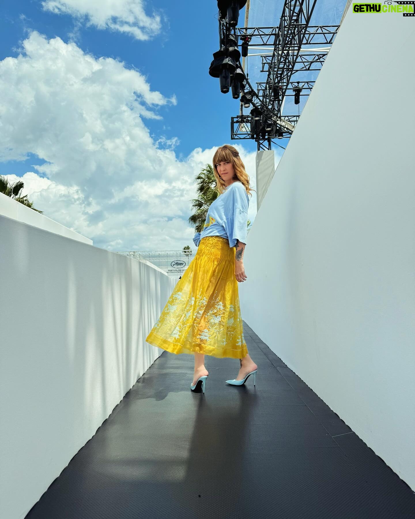 Daphné Bürki Instagram - Jour 10 👀@festivaldecannes et Iris ✨ Point Look. Point Barre. Point Canneeeeeus Je vous embrasse 🤍 1. Manteau @balmain Pantalon qui bouge @victoriatomasofficial Shoes @vandanovak_official Bijou @lullisurlatoile 2. Jupe jaune et le gilet jean @nisseofficial T-shirt @petitbateau Shoes @maisonernest Bijou @aureliebidermann 3. Look @igordieryck Hair @dessangeparis 📷 partner mode @capucine.cbc @francetelevisions @brutofficiel @cultureboxftv