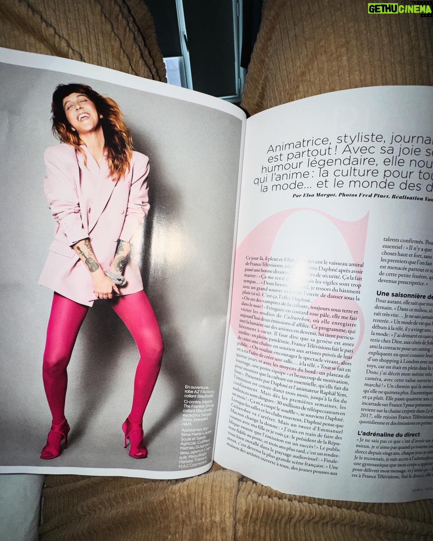 Daphné Bürki Instagram - Je fais la couv de Cosmoooo! 🙈@cosmopolitan_fr C’était un rêve d’ado! Merci pour votre accueil la team Cosmo! J’ai enfilé mon plus beau jean et du mascara bleu pour se parler un peu de la vie, de culture ou de mon addiction à l’adrénaline! 🤸♀️ J’espère que ça vous plaira vous qui me suivez depuis un moment, c’est en kiosque! Je vous embrasse ✨ Merci la belle équipe! @vanessacoquet @isabel_alves_chicetpop @elsamargo @marie_laure_soule 📷 @fredericpinet Beauty @marieke_thibaut pour @maccosmeticsfrance qui m’a fait les yeux bleus 💙 Hair @mathieuguignaudeau