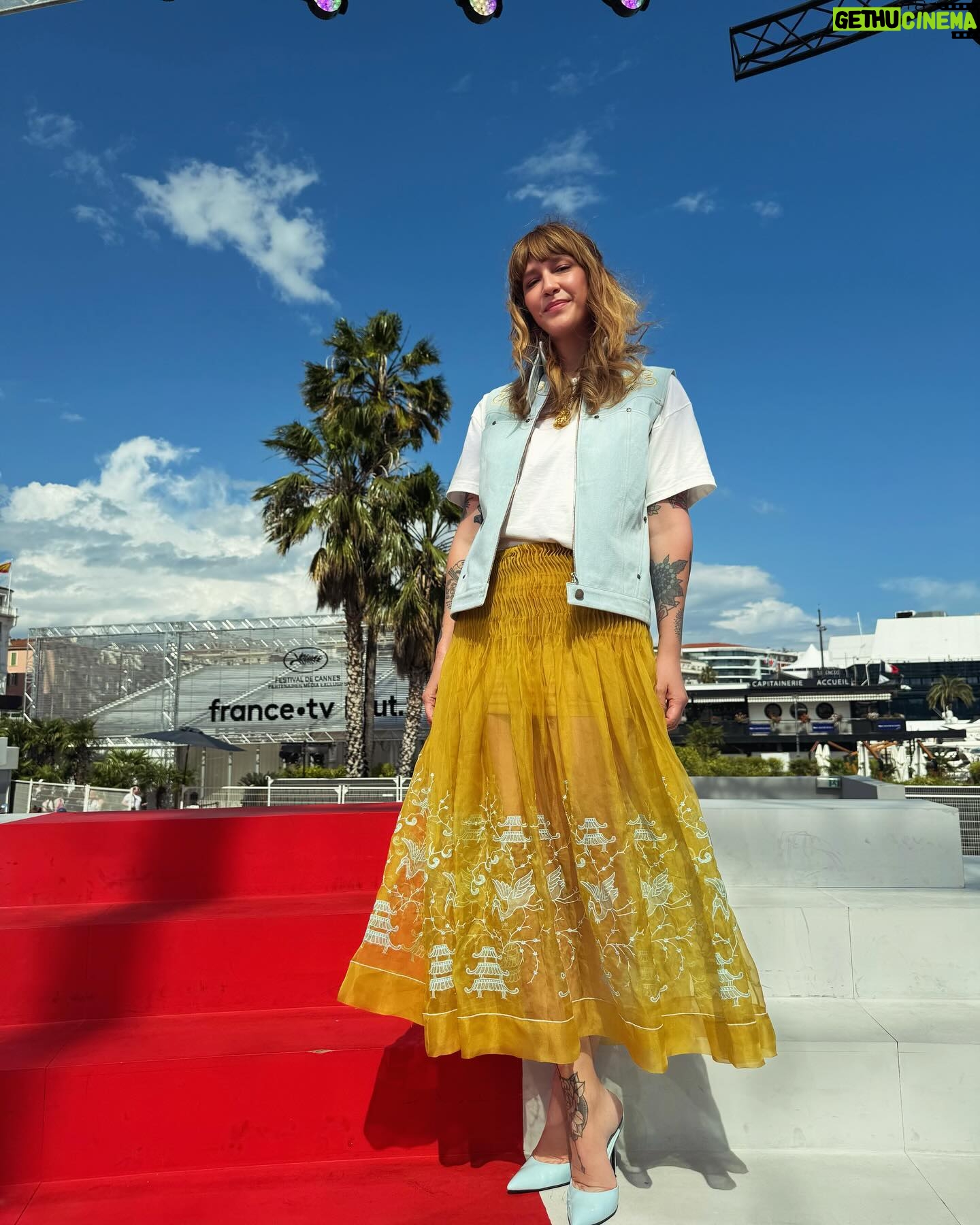 Daphné Bürki Instagram - Jour 10 👀@festivaldecannes et Iris ✨ Point Look. Point Barre. Point Canneeeeeus Je vous embrasse 🤍 1. Manteau @balmain Pantalon qui bouge @victoriatomasofficial Shoes @vandanovak_official Bijou @lullisurlatoile 2. Jupe jaune et le gilet jean @nisseofficial T-shirt @petitbateau Shoes @maisonernest Bijou @aureliebidermann 3. Look @igordieryck Hair @dessangeparis 📷 partner mode @capucine.cbc @francetelevisions @brutofficiel @cultureboxftv