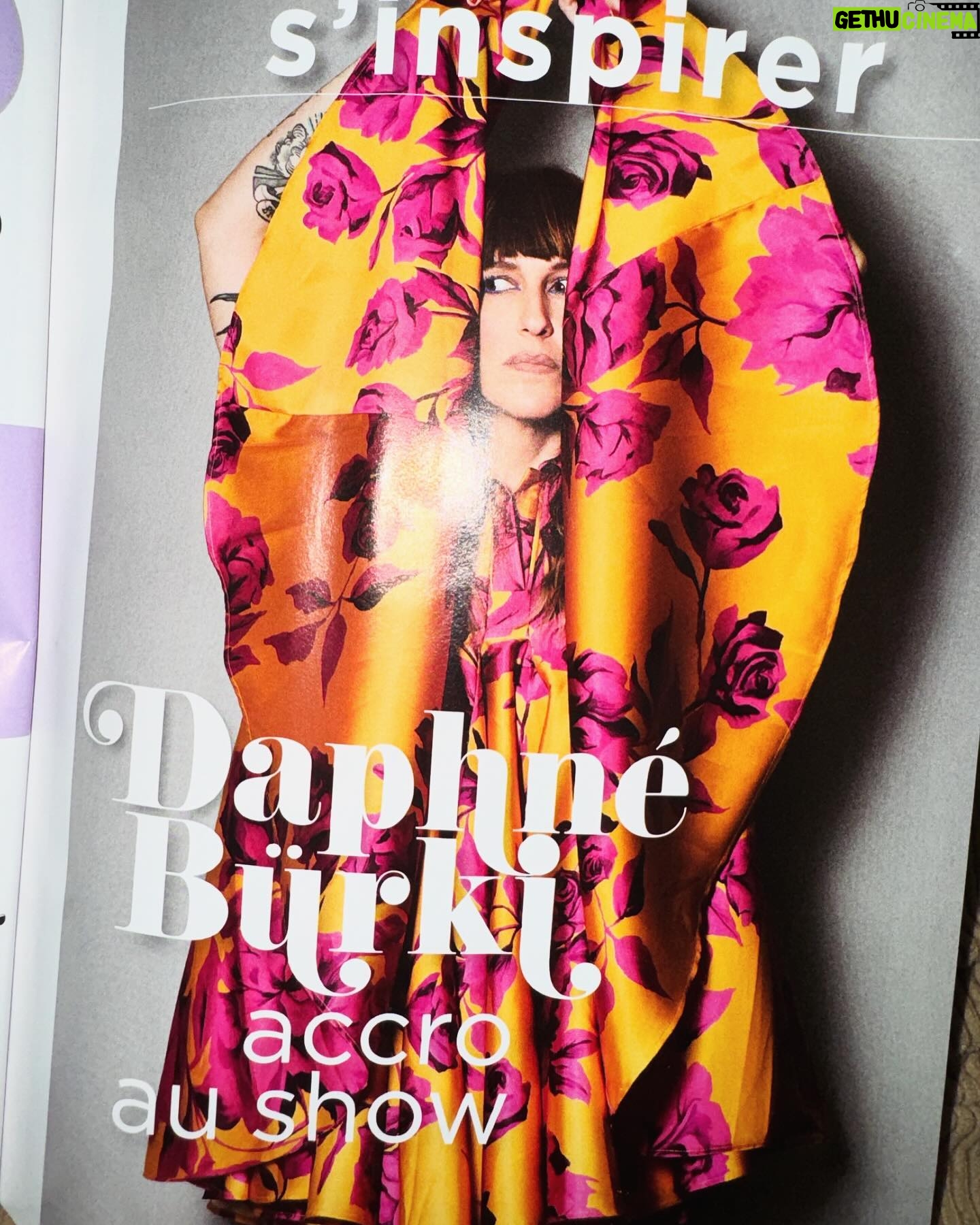 Daphné Bürki Instagram - Je fais la couv de Cosmoooo! 🙈@cosmopolitan_fr C’était un rêve d’ado! Merci pour votre accueil la team Cosmo! J’ai enfilé mon plus beau jean et du mascara bleu pour se parler un peu de la vie, de culture ou de mon addiction à l’adrénaline! 🤸♀️ J’espère que ça vous plaira vous qui me suivez depuis un moment, c’est en kiosque! Je vous embrasse ✨ Merci la belle équipe! @vanessacoquet @isabel_alves_chicetpop @elsamargo @marie_laure_soule 📷 @fredericpinet Beauty @marieke_thibaut pour @maccosmeticsfrance qui m’a fait les yeux bleus 💙 Hair @mathieuguignaudeau