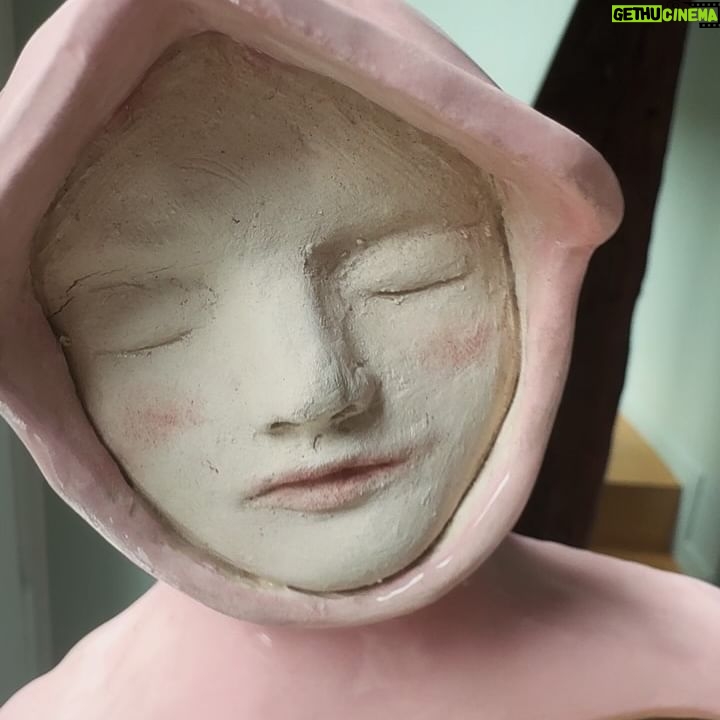 Daphné Bürki Instagram - J’ai récupéré mon épée @angele_metzger ✨🗡️✨ Je l’adore, je t’adore Angèle! Tu es si douée (pas seulement par ce que tu es ma fille dans Chair tendre) (toujours visible sur @france.tv ) 💕 Les guerrières t’embrassent, Suzanne, Hedda et moi!