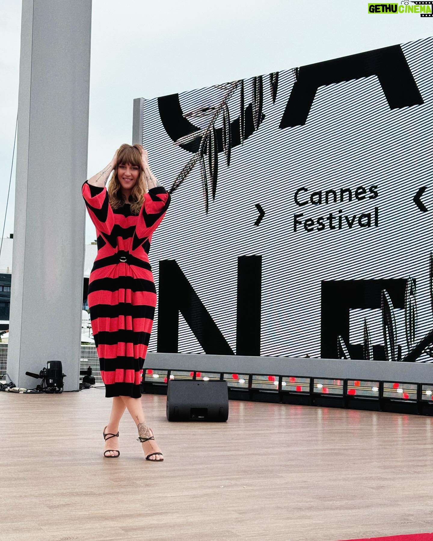 Daphné Bürki Instagram - Point Look. Point Barre. Point Cannes! Je vous embrasse 💋 1. Polo @gipsymaurice Pantalon @zimmermann Shoes @zimmermann Bijou @moulinrougeofficiel en colaboration avec @onauratoutvu 2. Robe @soniarykiel Shoes @rogervivier Bijou @antic.tonic Beauty @saiko.red Hair @dessangeparis 📷 look @capucine.cbc #cannesfestival sur @cultureboxftv @francetelevisions @brutofficiel